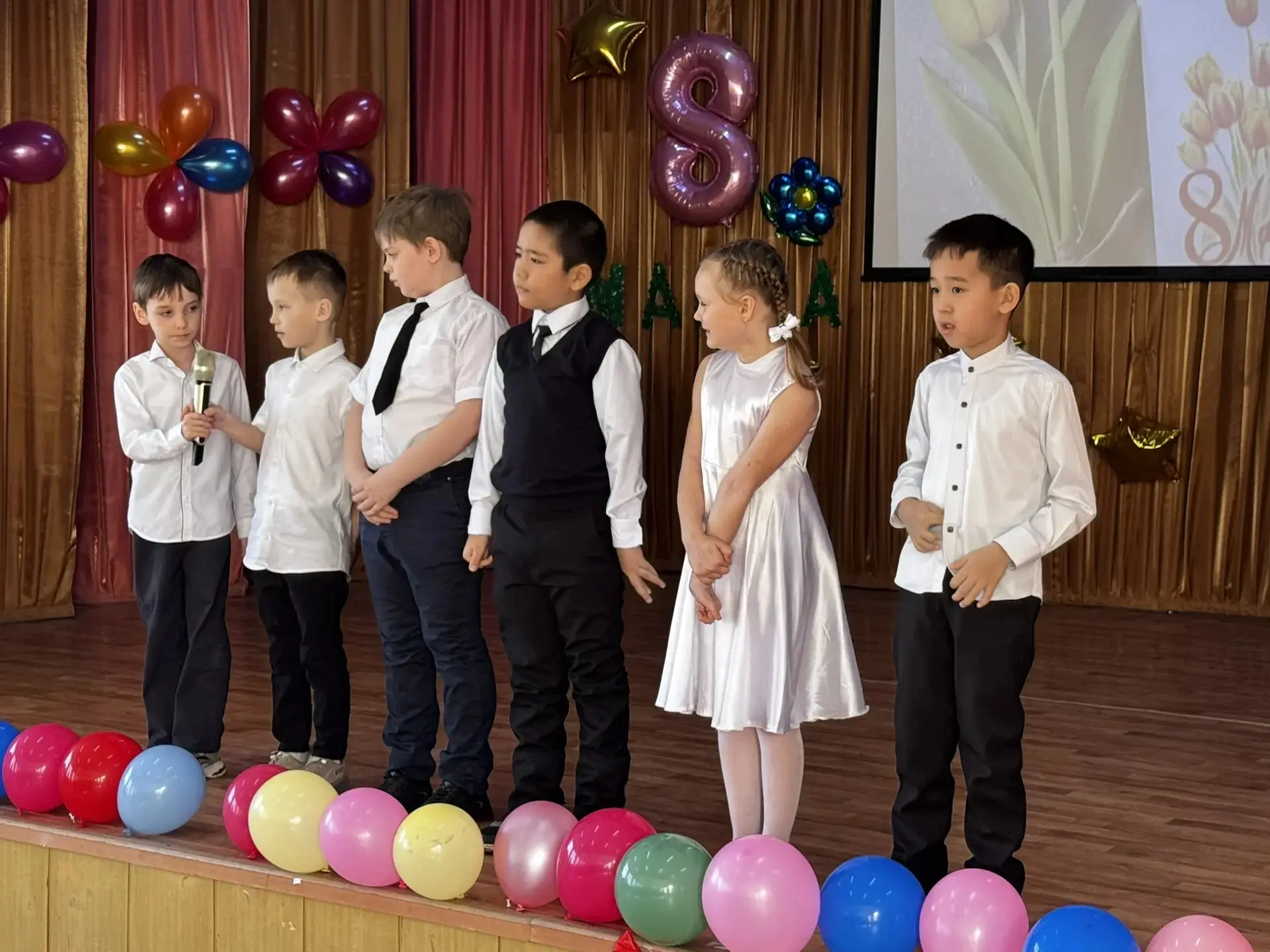 🌸 Самым любимым и нежным посвящается: праздник во 2 «В» классе! ✨  Сегодня в нашей школе было по-осо