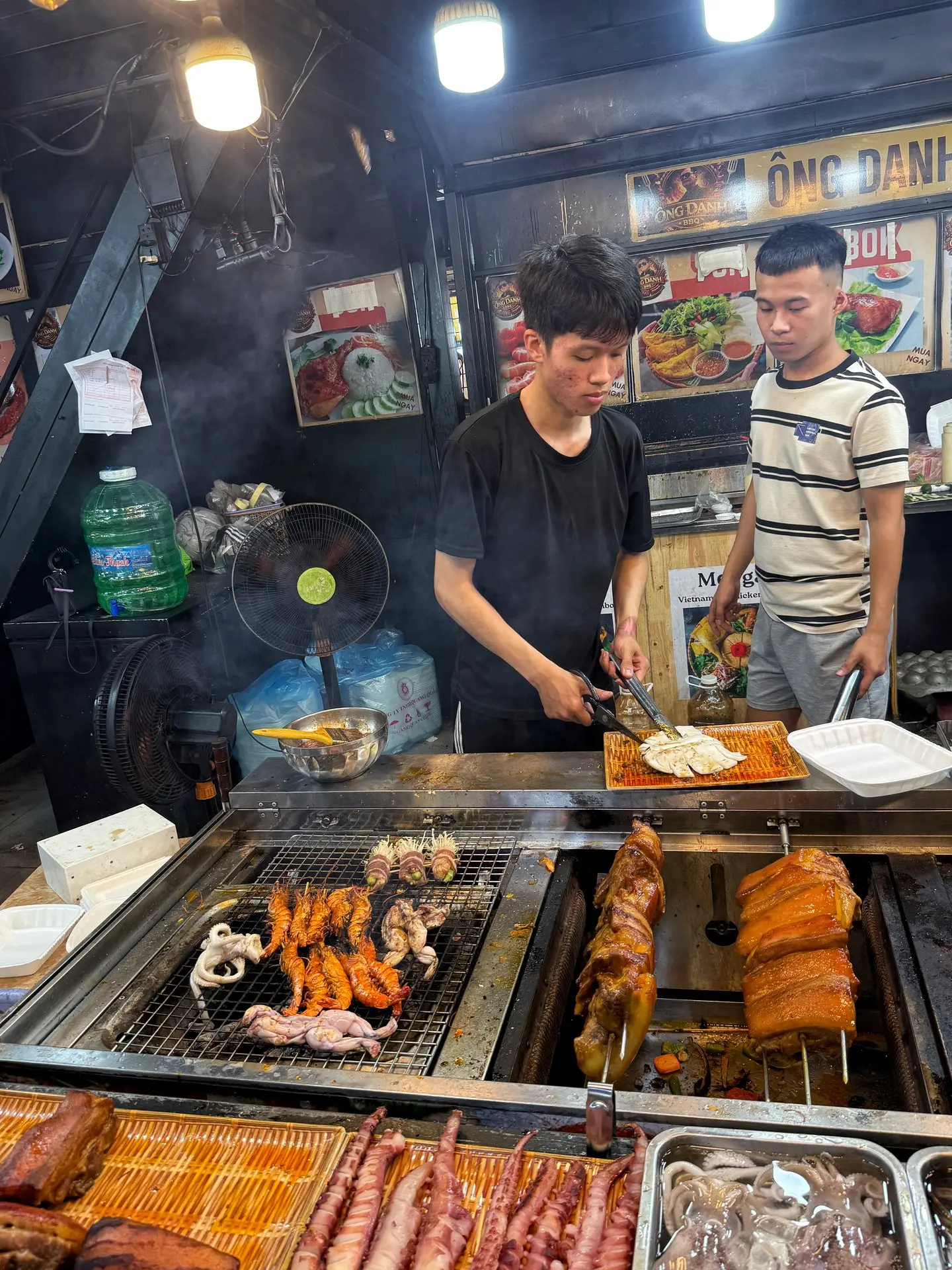 🇻🇳 Вот это масштаб уличной кухни — от креветок до жареной свиной рульки. А мы сегодня...