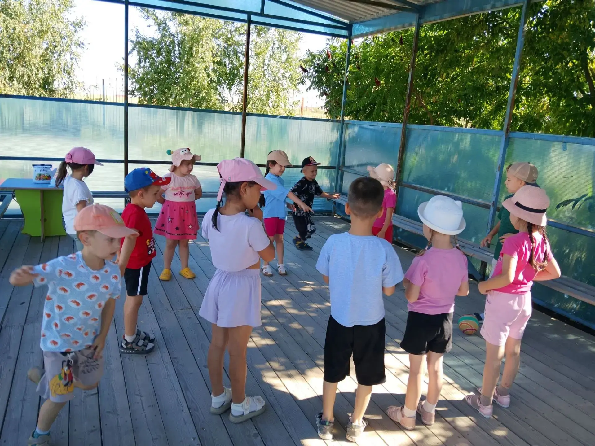 На прогулке дети группы "Искорки" играли в