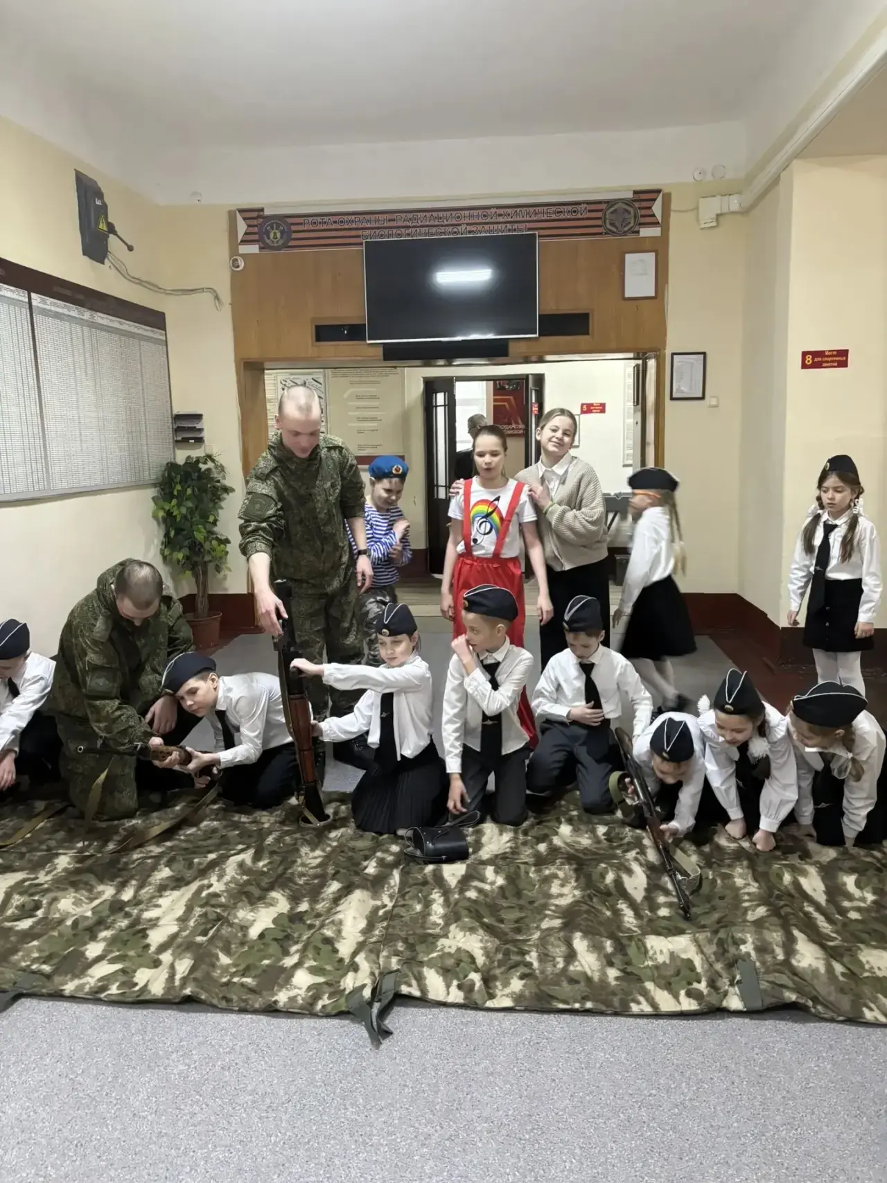 Ученики 2 «В» и 5 «В» классов нашего лицея под руководством Пасечниковой Людмилы Юрьевн...