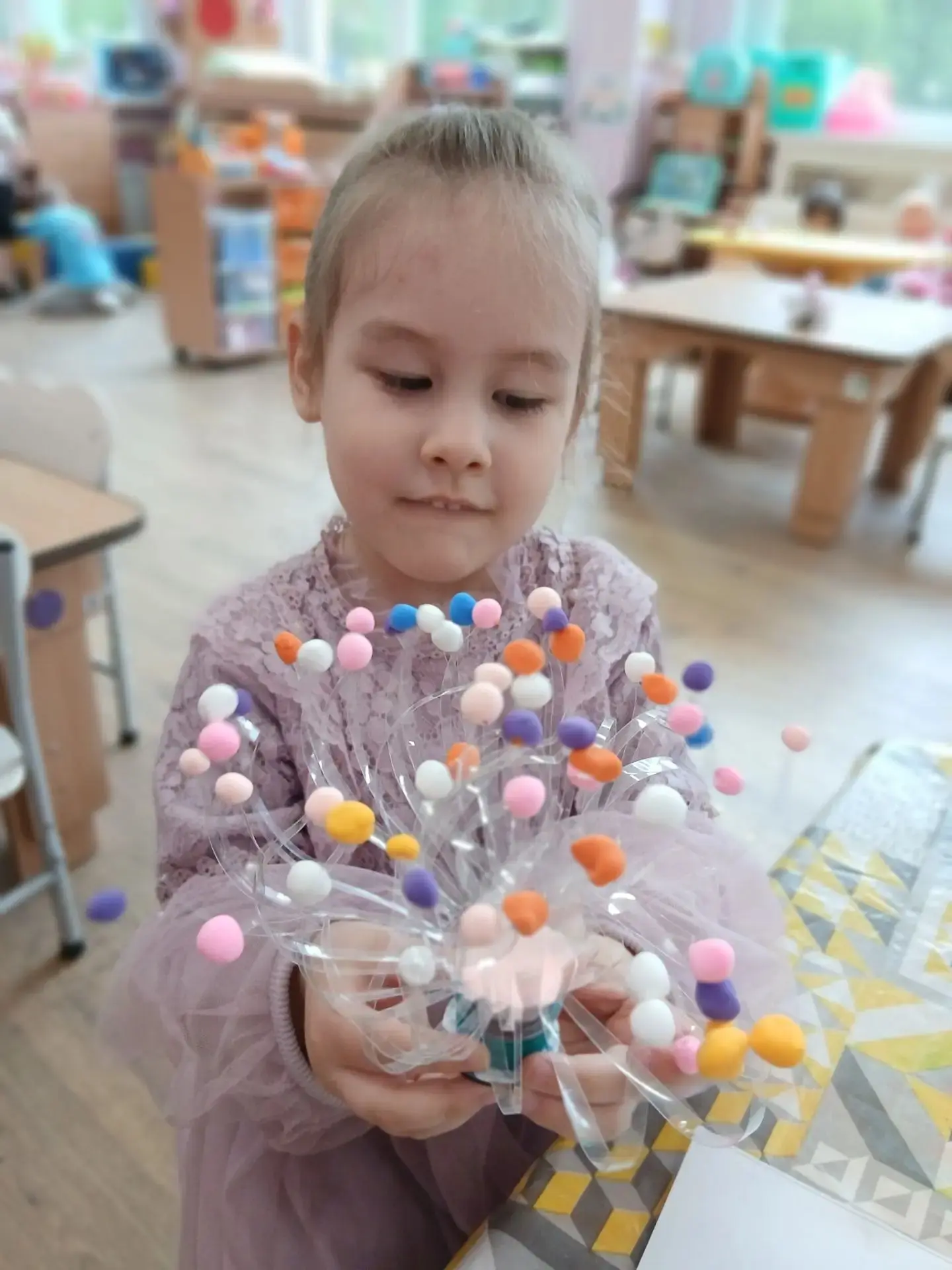 Пластилиновое волшебство🌸

Сегодня в младшей группе мы творили чудеса из того, что обычно выбрасыва
