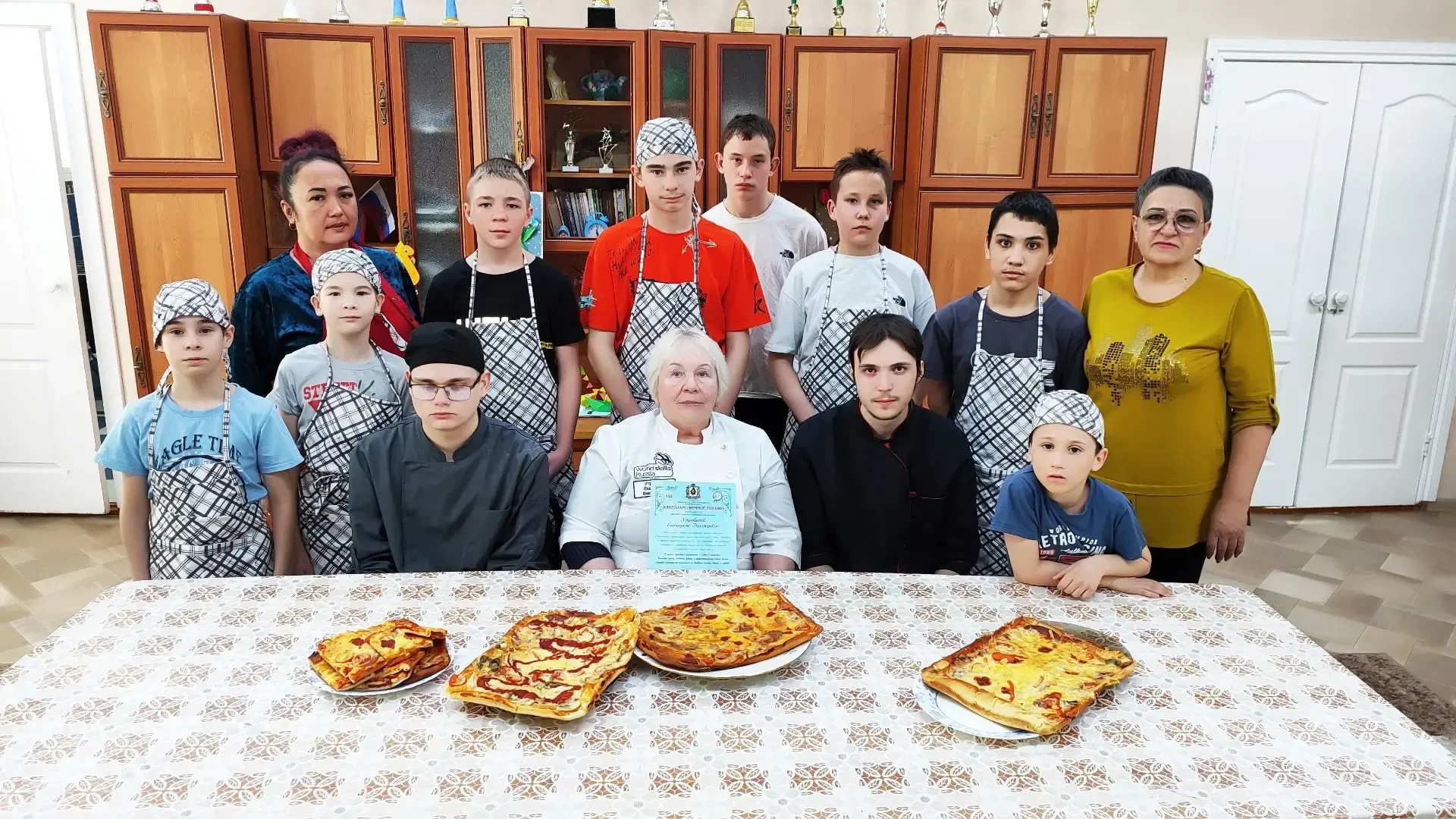 👩‍🍳 Студенты группы 313-ПК Козельцев Вадим и Резин Дмитрий, вместе с педагогом Утроби...