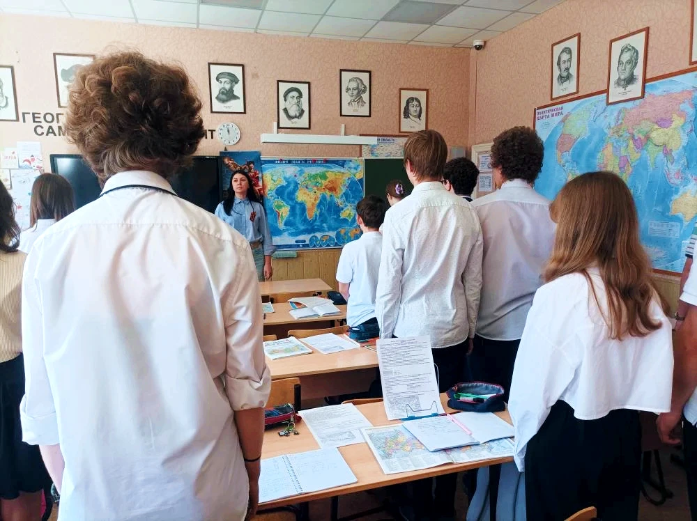 🕯️ Мы вспомнили. Мы не забыли.  Сегодня в полдень в Лицее прошла Минута молчания. Встали, склонили г