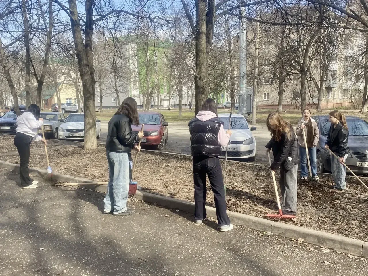 🍂 Марафон чистоты! 🧹 Сегодня мы провели по-настоящему массовый субботник. Ученики и учителя объедини