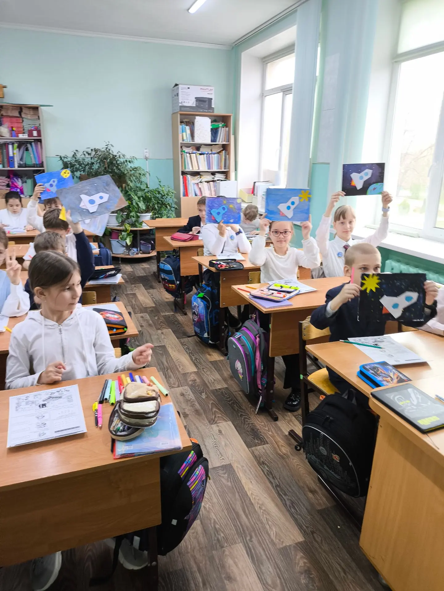 Ученики 2В класса совершили путешествие по неизведанным планетам. Классный час был посвящен 65-летию