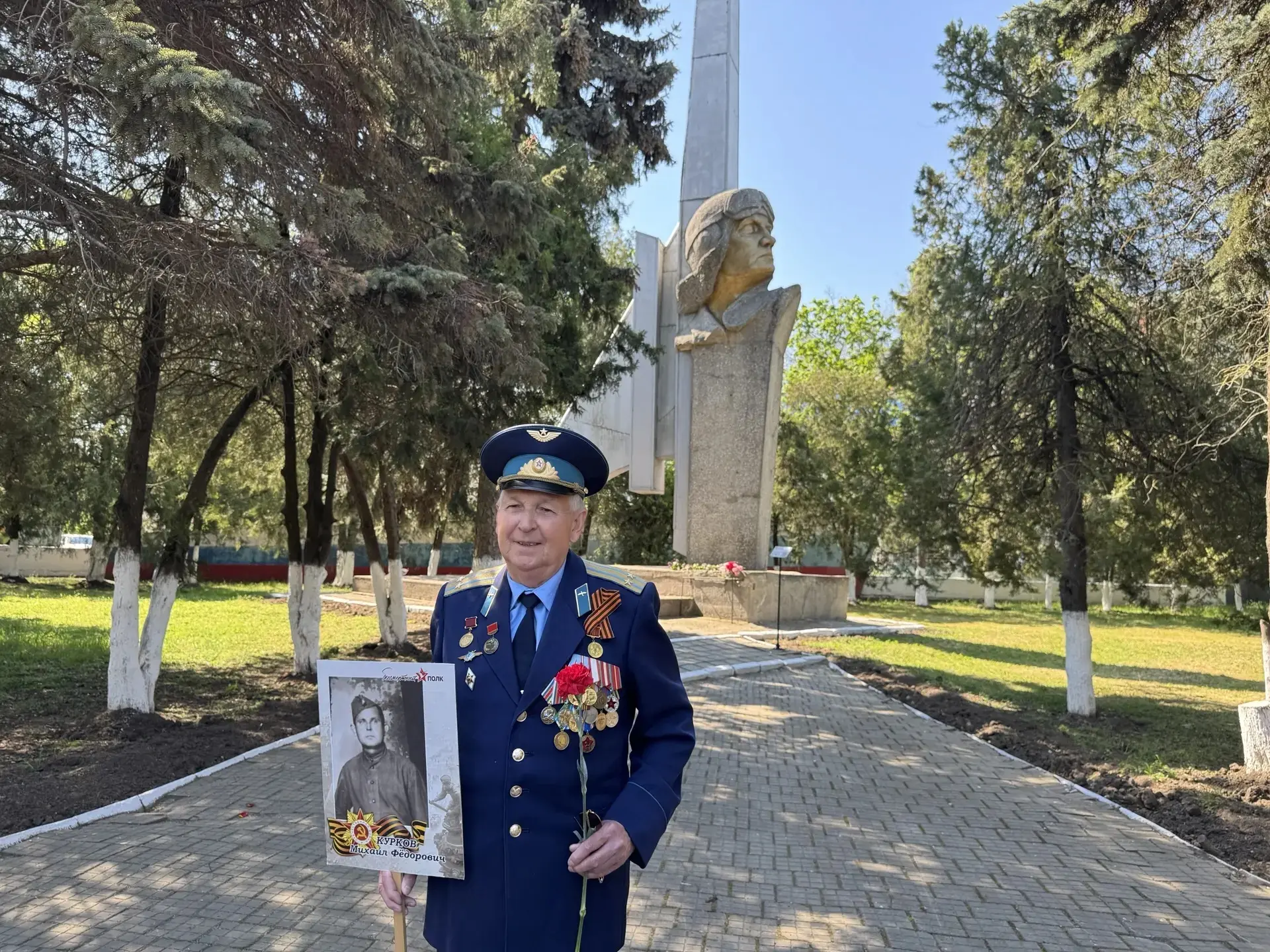 🙏 В Ейске на площади Авиаторов возложили цветы к мемориалам   Здесь собрались военнослужащие Центра 