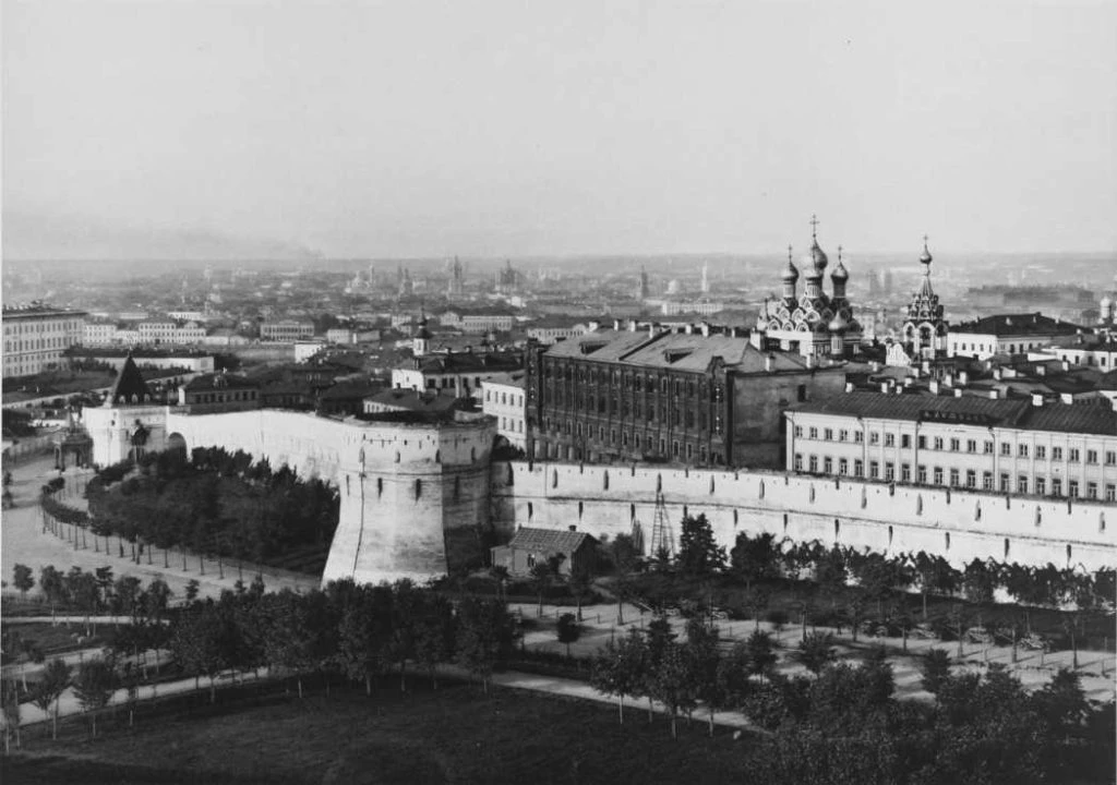 ПАРК «ЗАРЯДЬЕ» ЗАНЯЛ УЧАСТОК, ОТМЕРЕННЫЙ ПОД СОВНАРКОМ В 1940-М