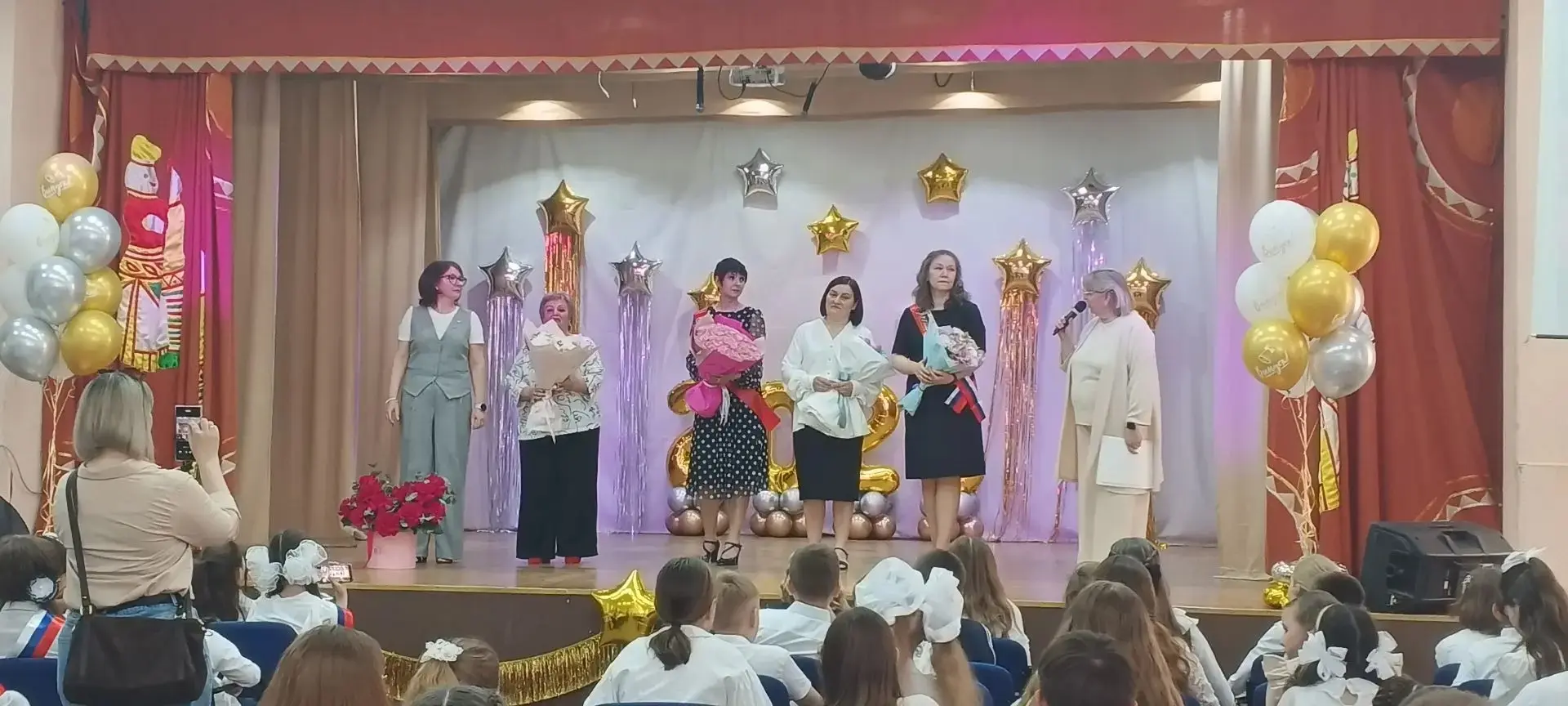 Торжественный выпускной в начальной школе!  ✨ Сегодня в нашей школе произошло знаменательное событие