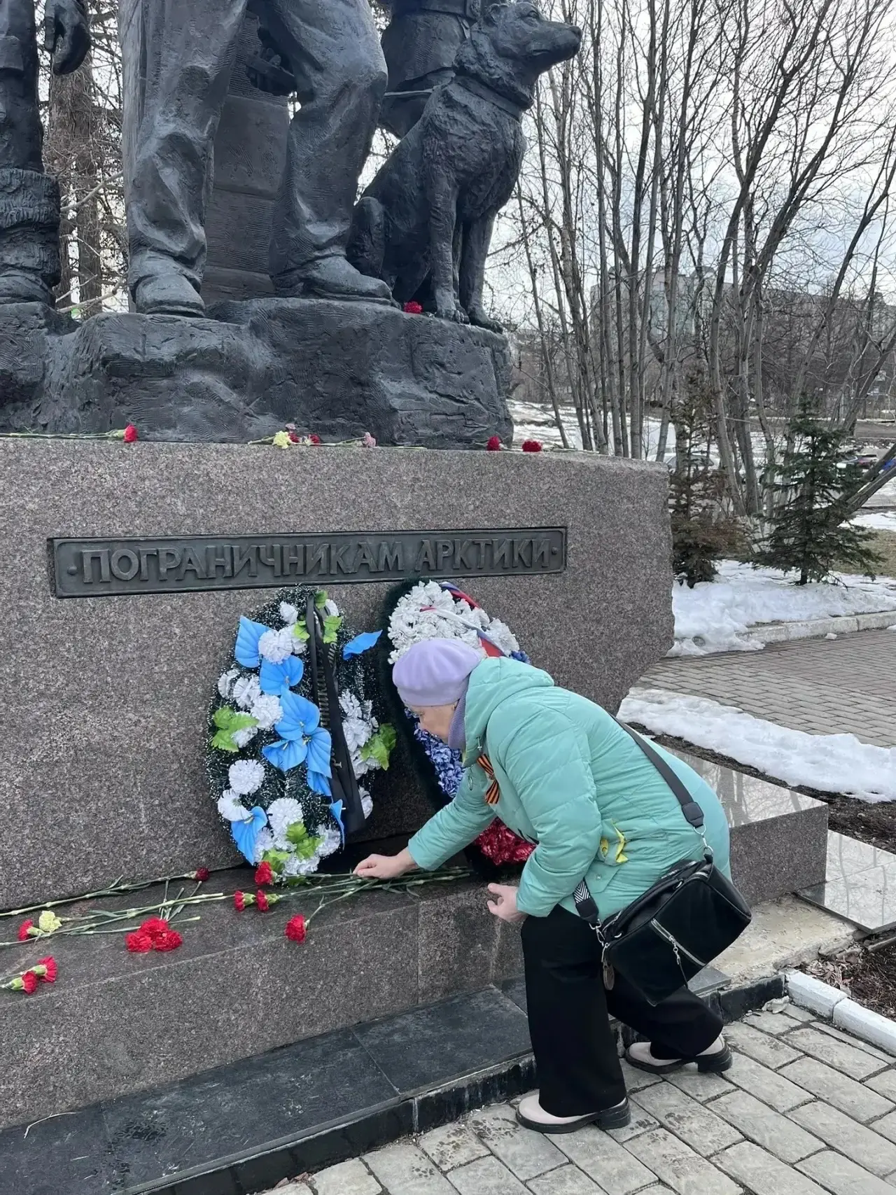 🕊 Сегодня у памятника «Пограничники Арктики» стало чуть теплее — туда пришли наши восьмиклассники с 