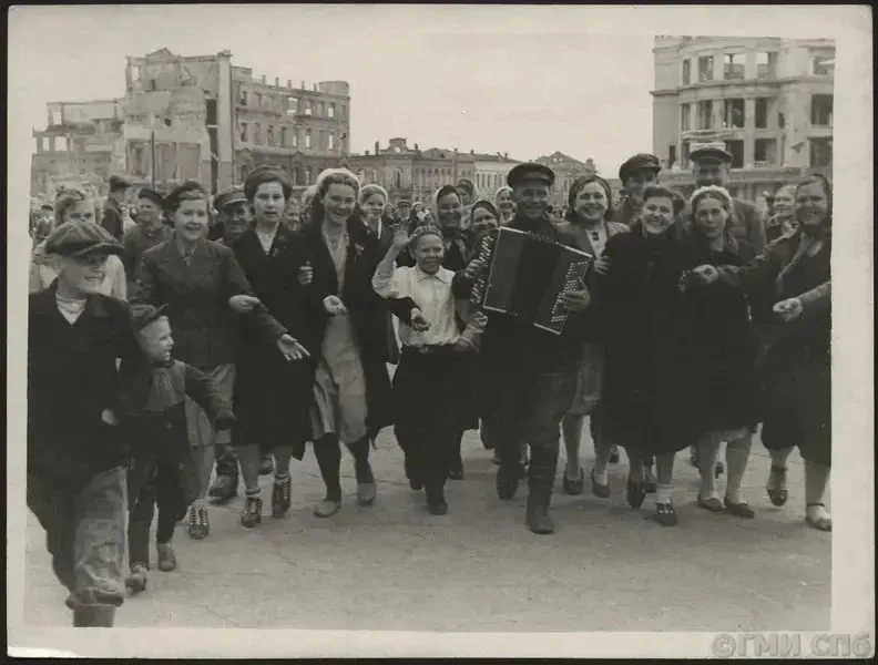 📍На фото площадь Павших Борцов в Сталинграде в день Победы 9 мая 1945 г.