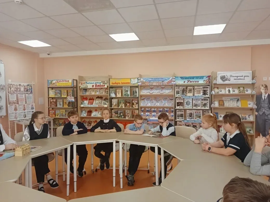 Голоса сказок в 2 «А»: Чемпионат «Гора самоцветов»! 💎📖🏆  Сегодня в читальном зале было по-особенному