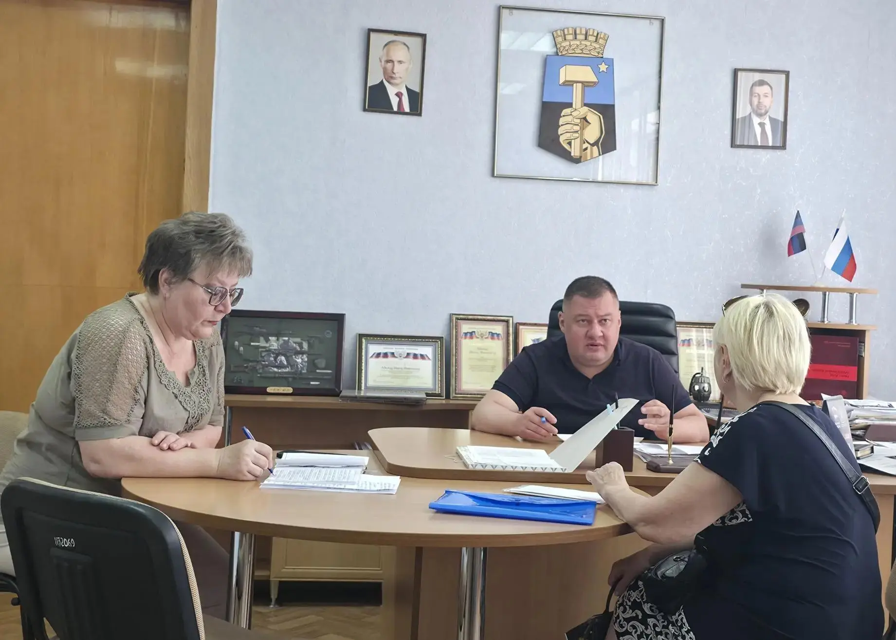 В понедельник, 15 июня, провёл плановый приём граждан.

Жители района обратились по различным вопрос