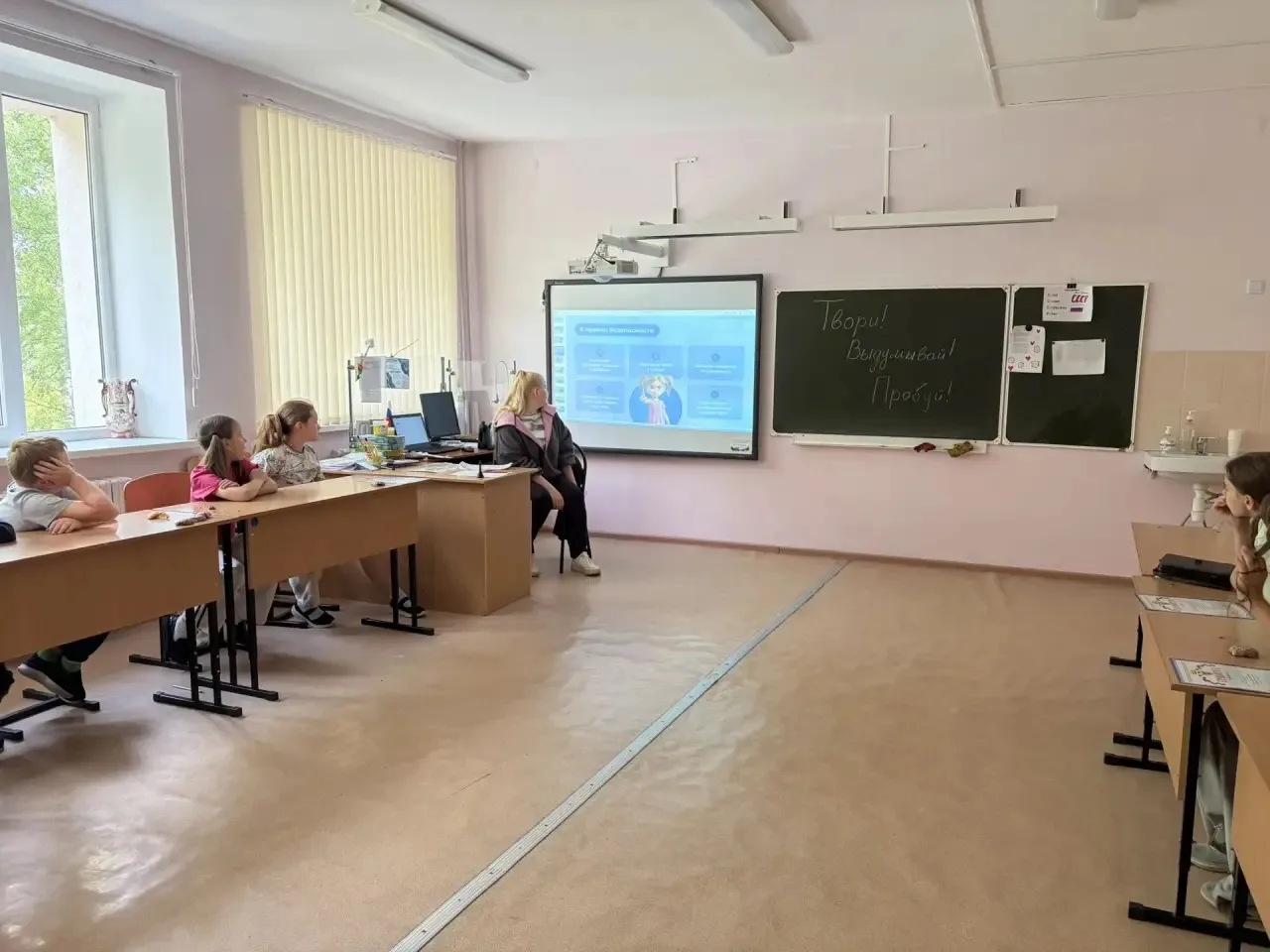🎨 День творчества в лагере: «Твори, выдумывай, пробуй!»

Сегодня наш лагерь превратился в большую и