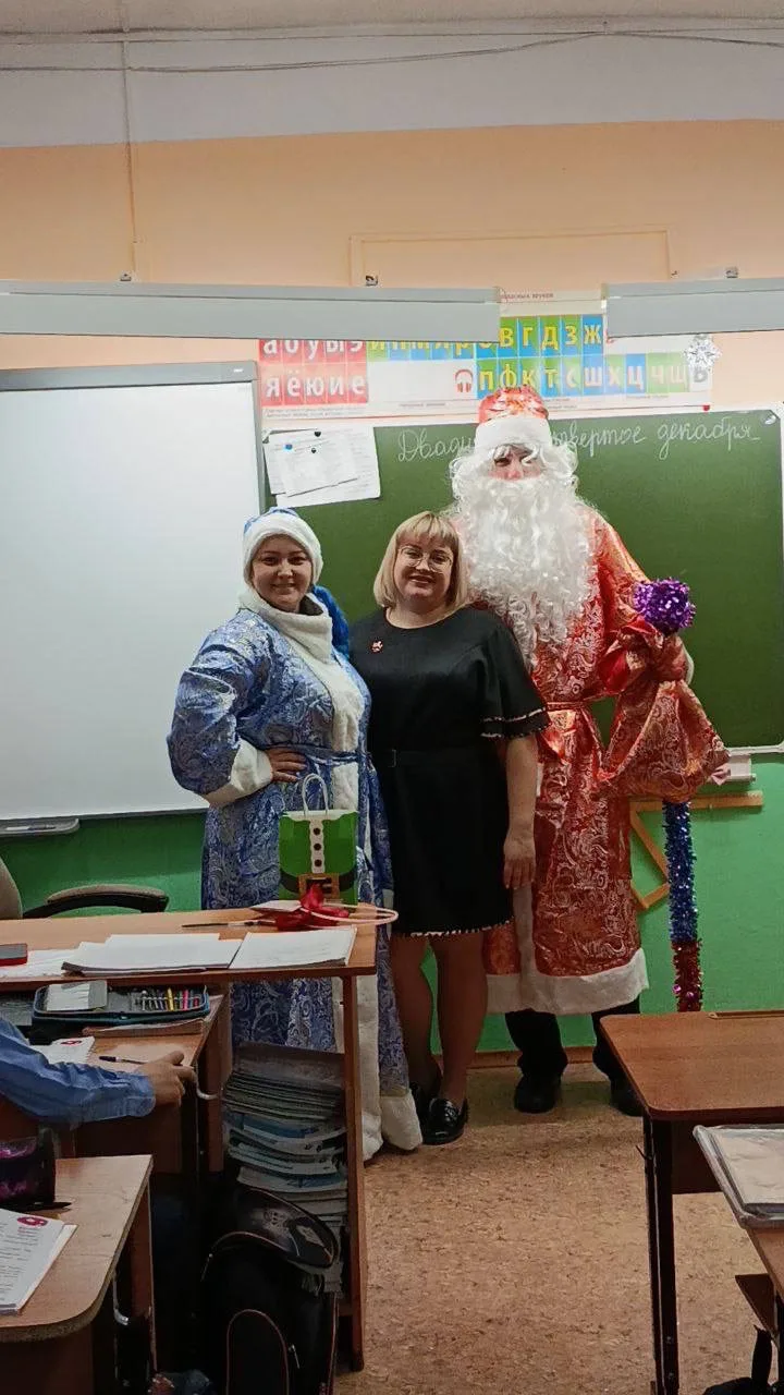 Новогоднее движение: 11‑е классы подарили праздник всей школе!  В преддверии Нового года ученики 11‑