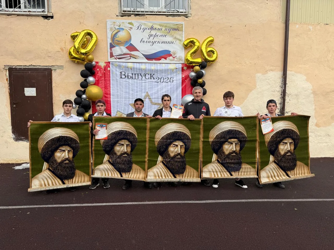 Памятные подарки от представителя старшей молодежи Шамиля Узунгаджиевича учащимся нашей...