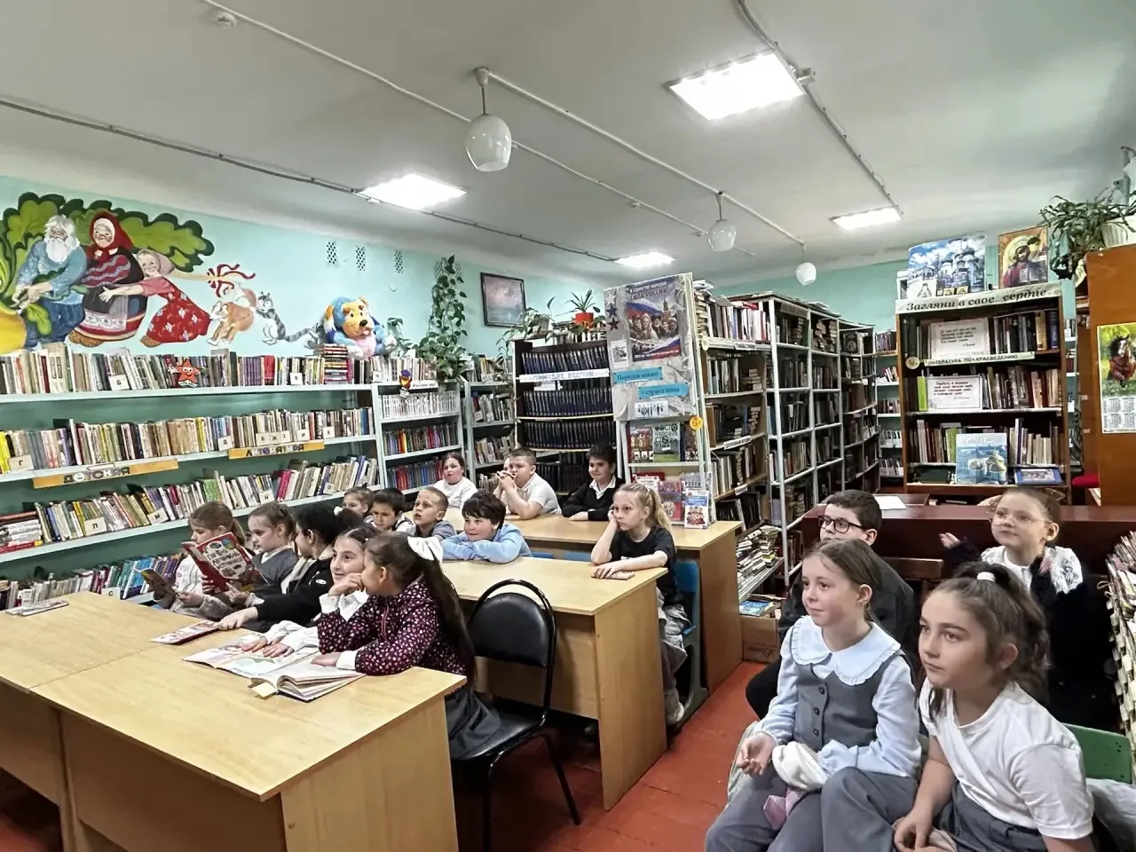 В преддверии летних каникул обучающиеся 2 «Б» класса посетили библиотеку-филиал №4. Сотрудники библи