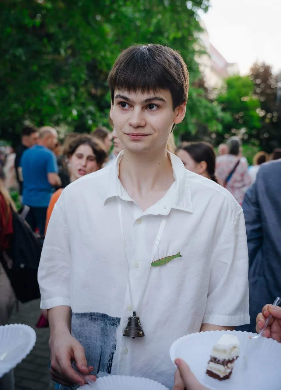 Поздравляем Тимофея со 100 баллами по двум предметам: по математике и русскому языку.

Вот что расск