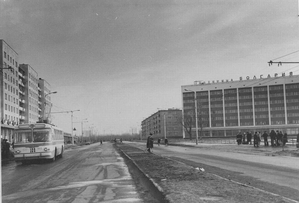 ул.Вокзальная 1973 год Торговый городок. Весенний разлив 1970 год Три подружки у гастронома на Театр