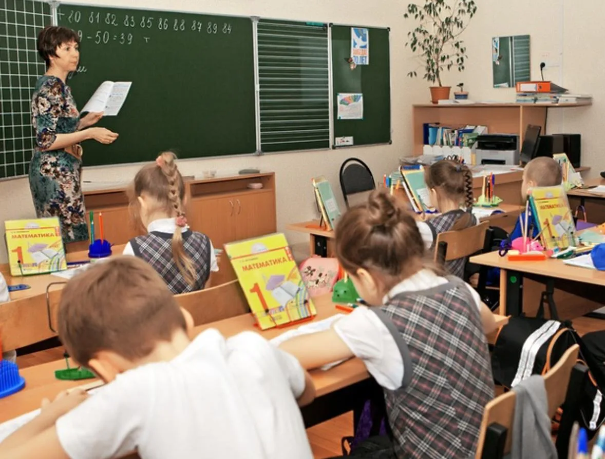 📚 В России предложили сократить школьные программы по математике, физике и химии на 20...