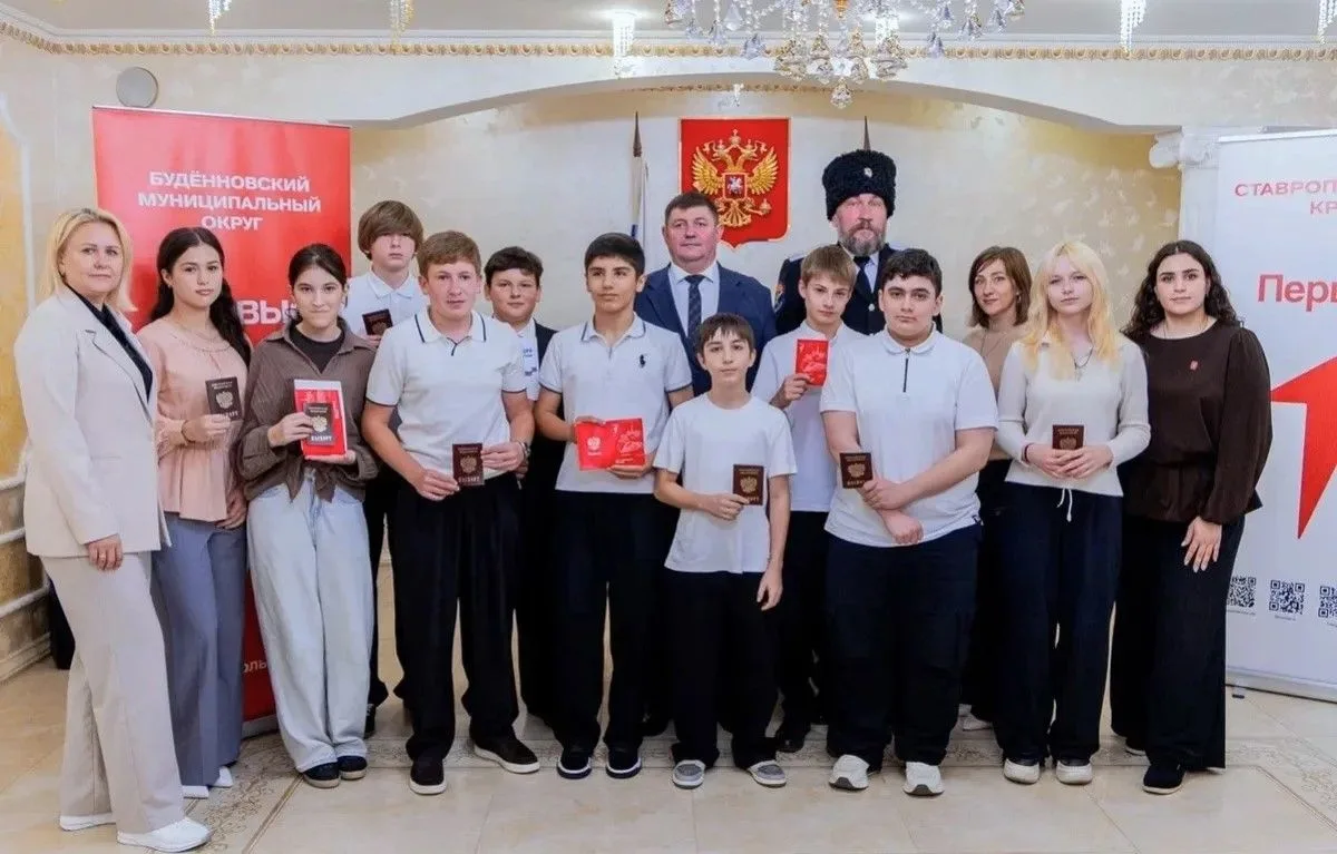 Первые паспорта в День воссоединения Донецкой и Луганской народных республик, Запорожск...