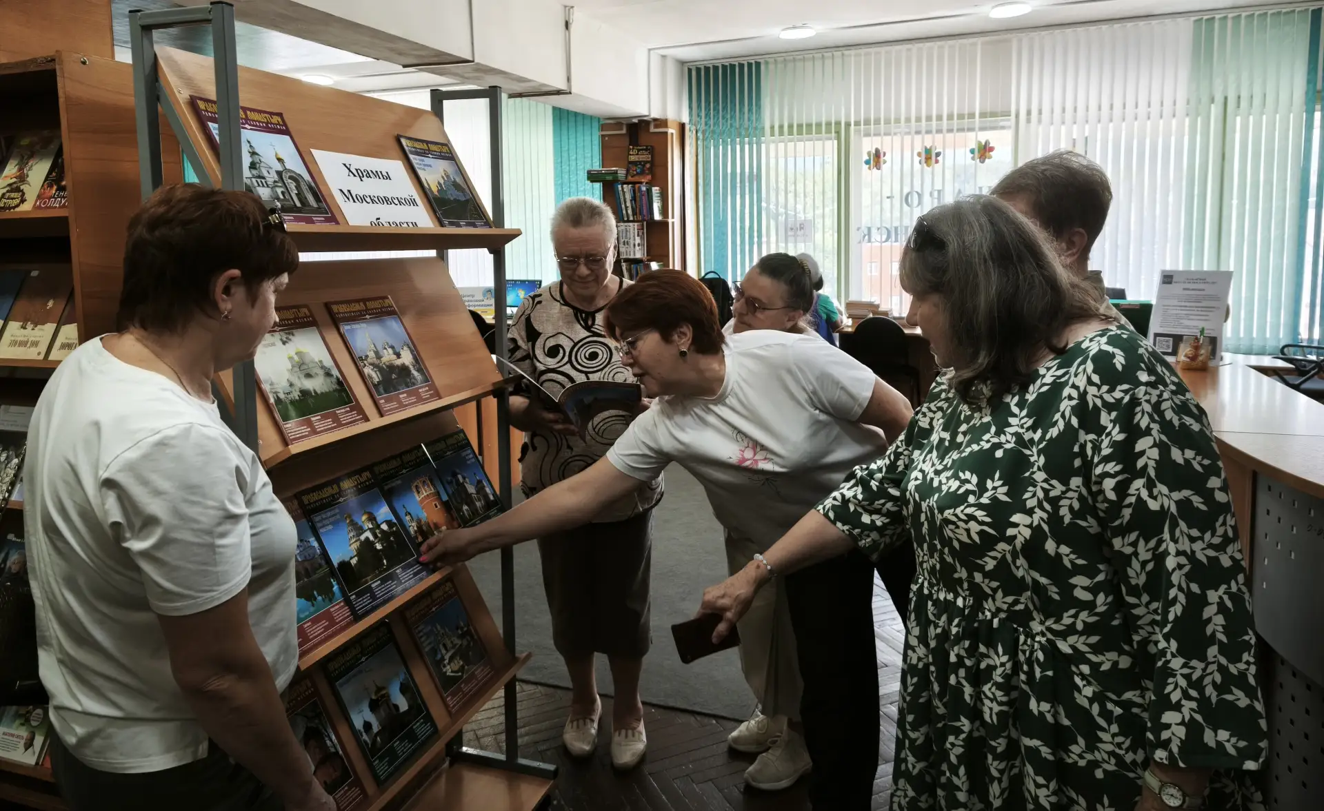 В библиотеке на ул. Маршала Жукова, д. 10, сотрудники провели для читателей увлекательную экскурсию 