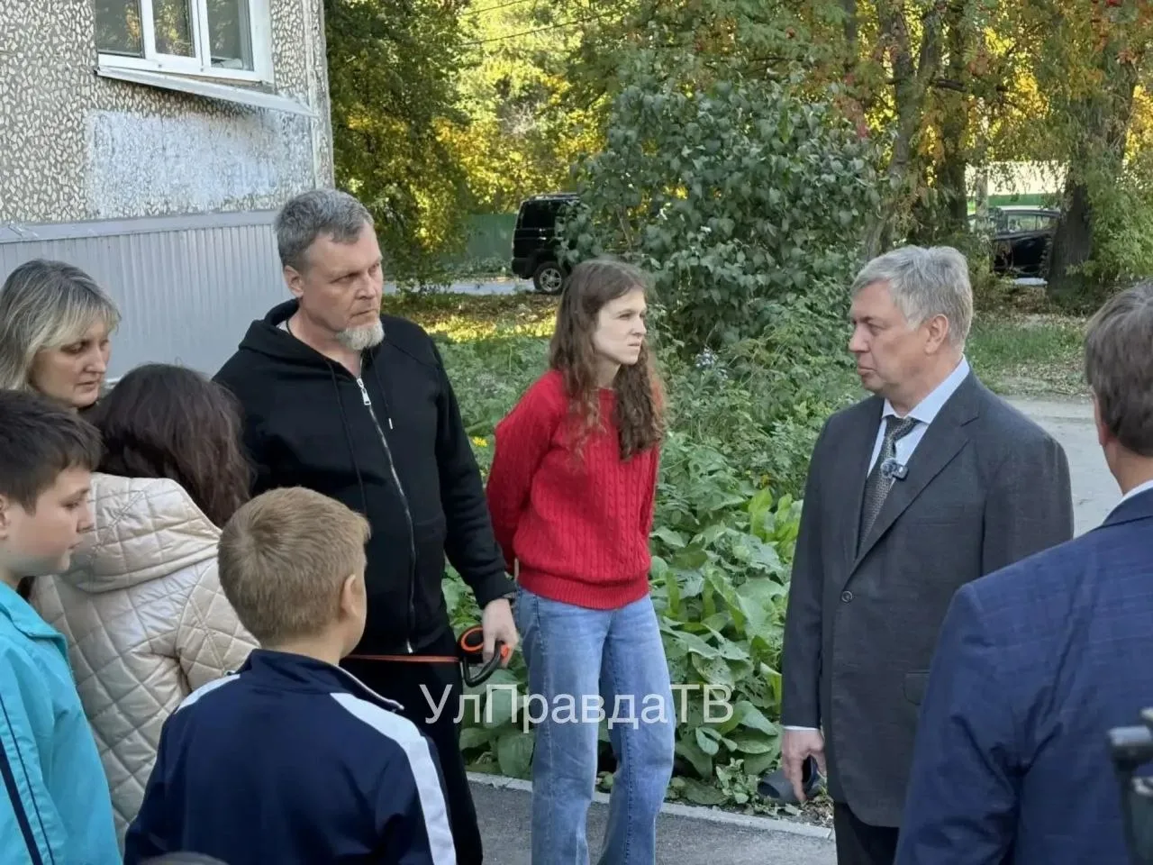 С жителями пострадавших домов пообщался губернатор Алексей Русских. Он также посетил вт...