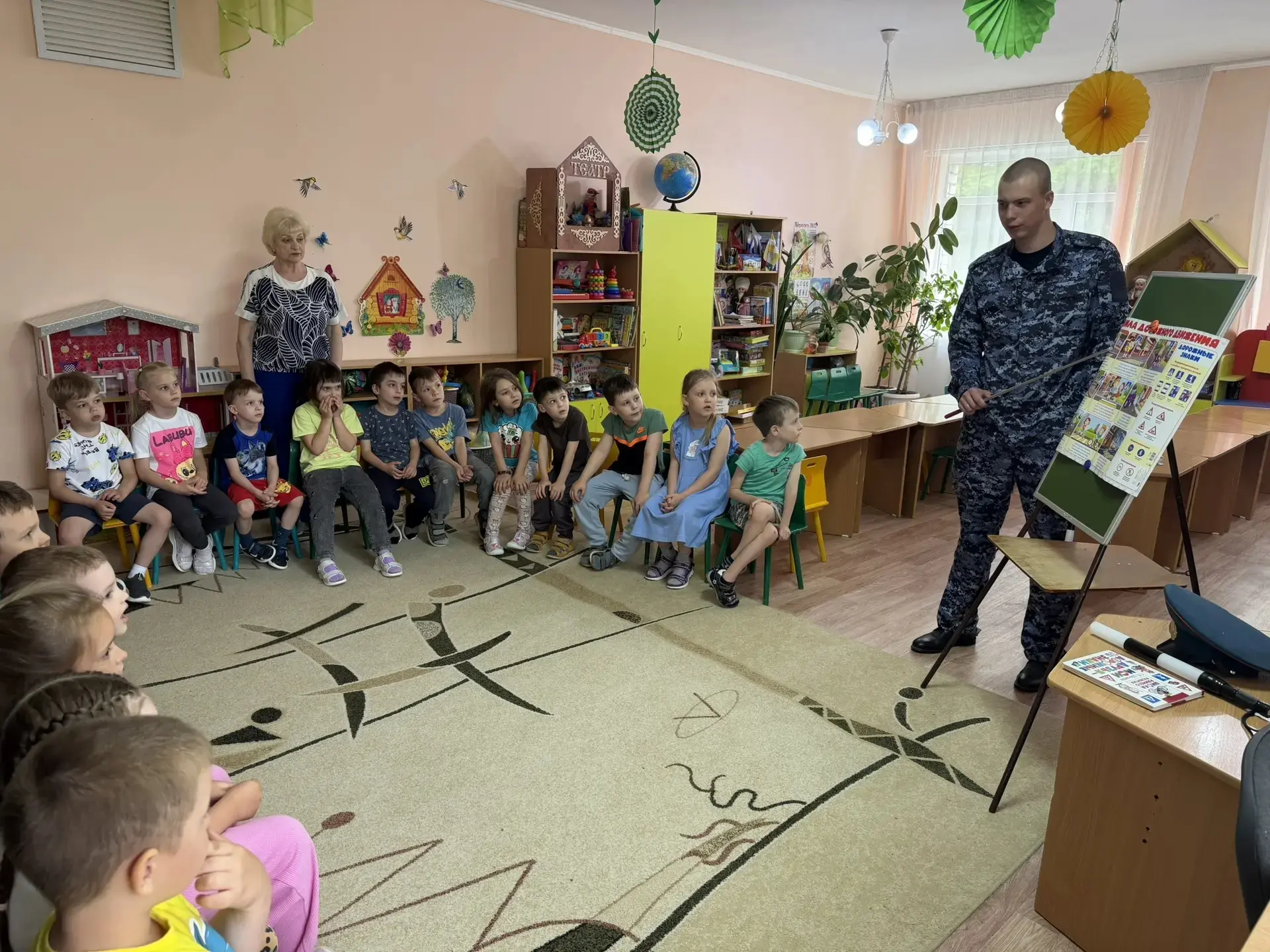 🌟 Безопасное лето — в приоритете! 🌟

Сегодня в гостях у ребят старшей группы «Дюймовочка» побывал 