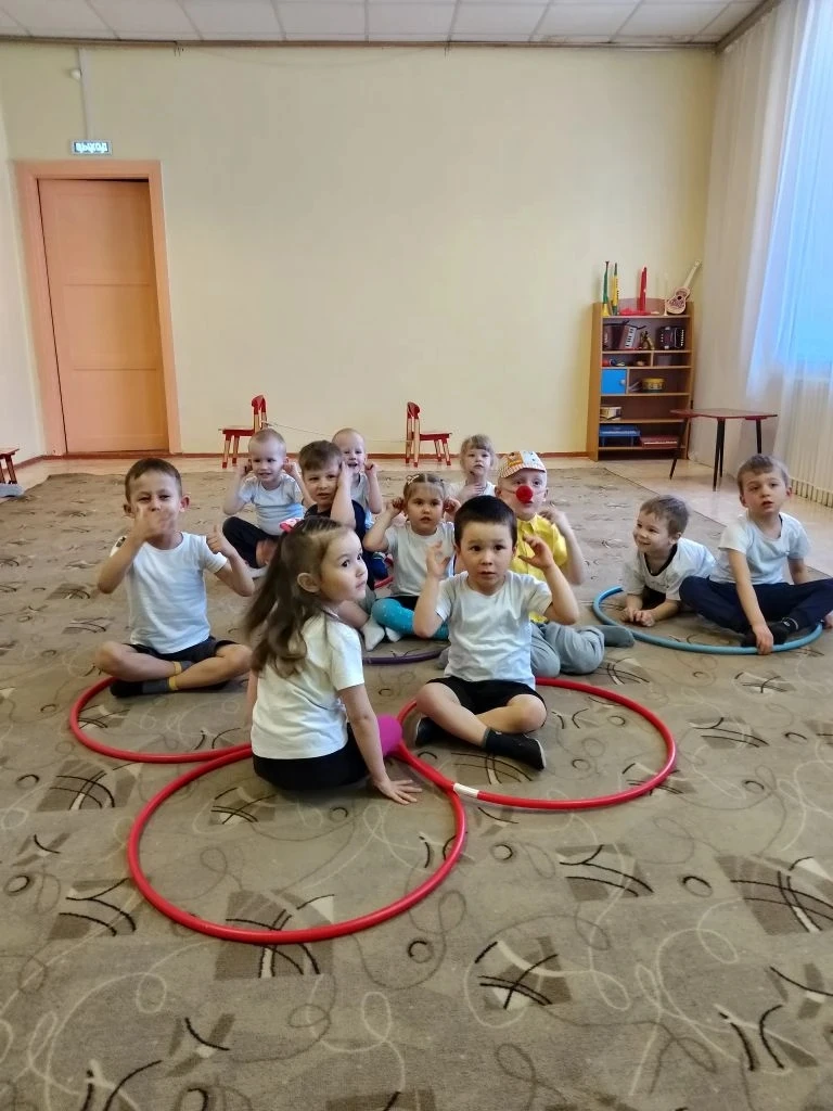 На занятиях по физической культуре ребята активно повторяли ходьбу и бег в колонне и вр...