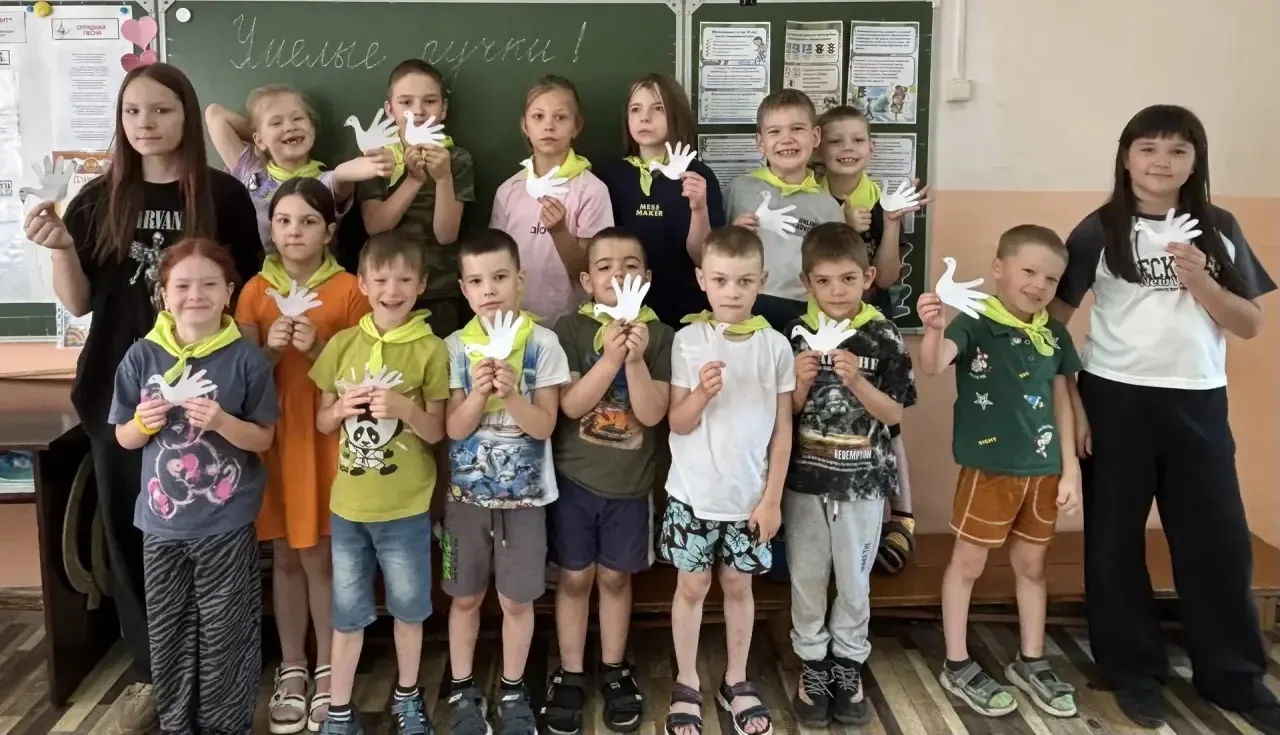 🕊️ Вчера в лагере прошёл творческий мастер-класс «Умелые ручки»!
Занятие было посвящено созданию си