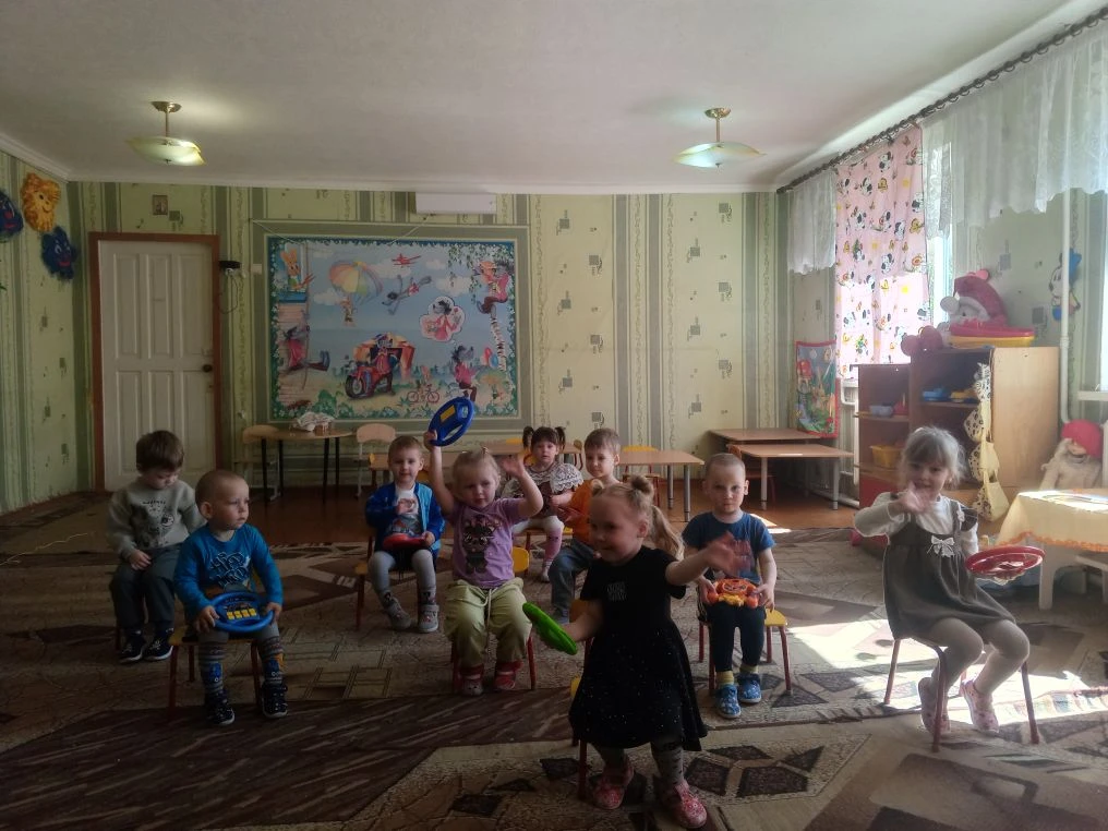 "В машине, в машине шофёр сидит, машина, машина идет, гудит"- игровое развлечение