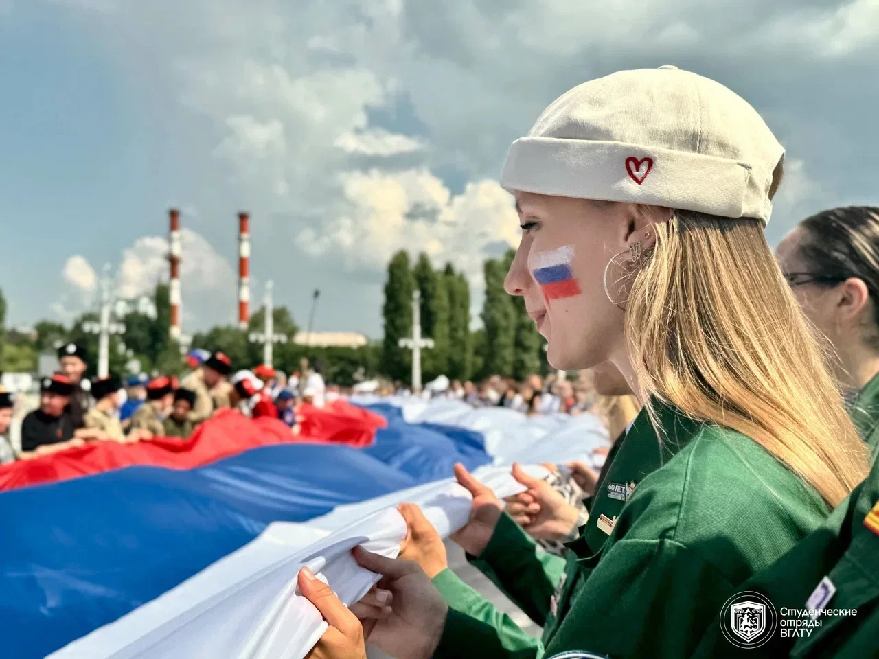 🇷🇺 Представители студенческих отрядов ВГЛТУ развернули в День России 100-метровый триколор

На Адм