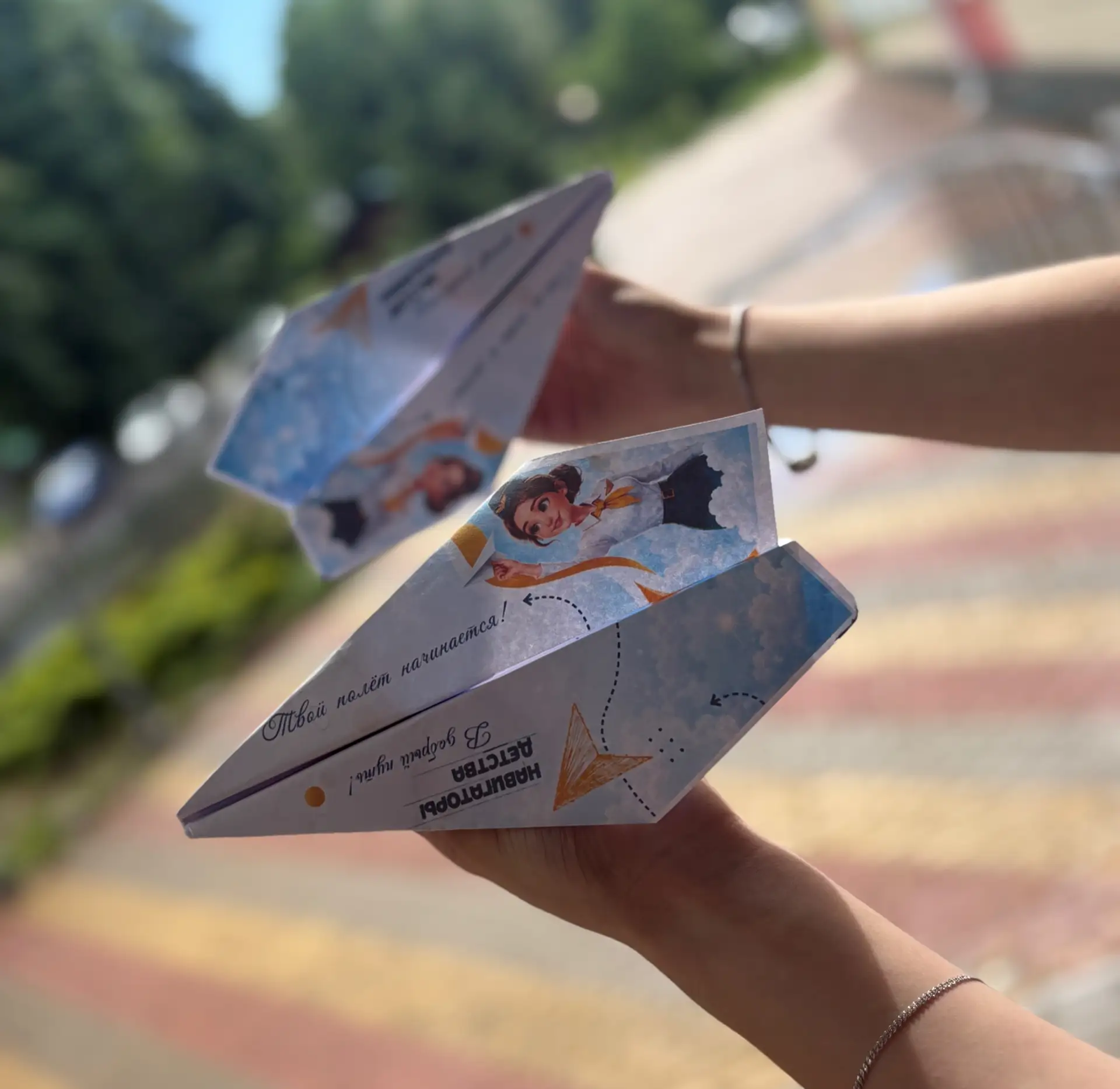 ✈️✨ В гимназии прошла трогательная акция «Самолётик будущего», посвящённая Последнему звонку! 🤍 Перв