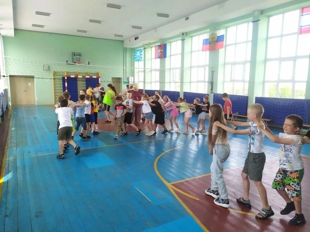 «Радуга дружных»: день доверия, поддержки и командной суперсилы!
18 июня в пришкольном лагере «Радуг