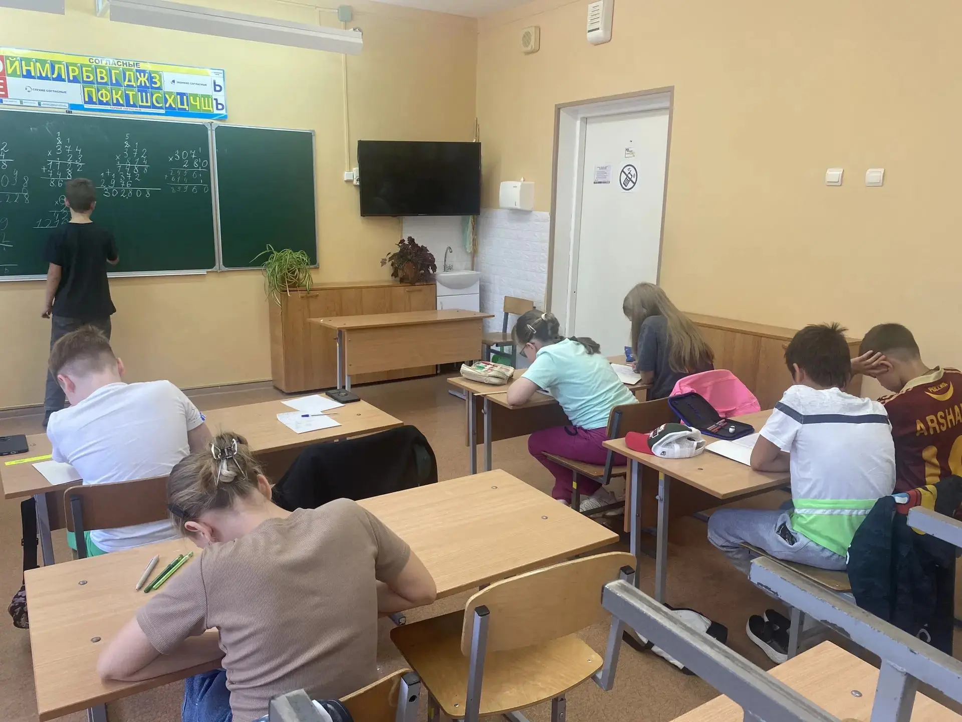 В 4 «Б» каникулы проходят с пользой! Пока за окном август, ребята вместе с Ольгой Алекс...