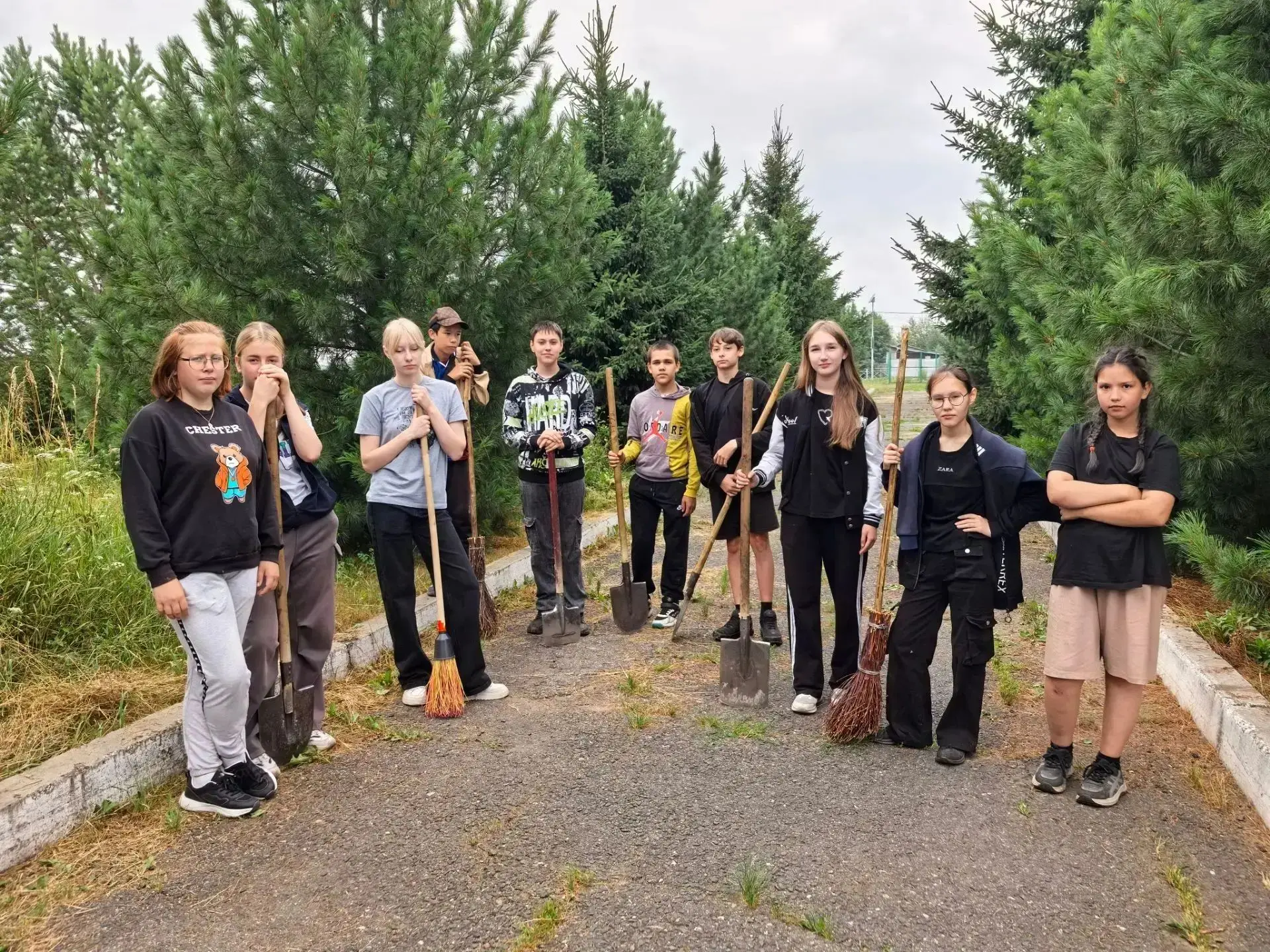 🌞Пока в самом разгаре летние каникулы, школьная жизнь не замирает. 🧑‍🌾Ребята из трудовой бригады 