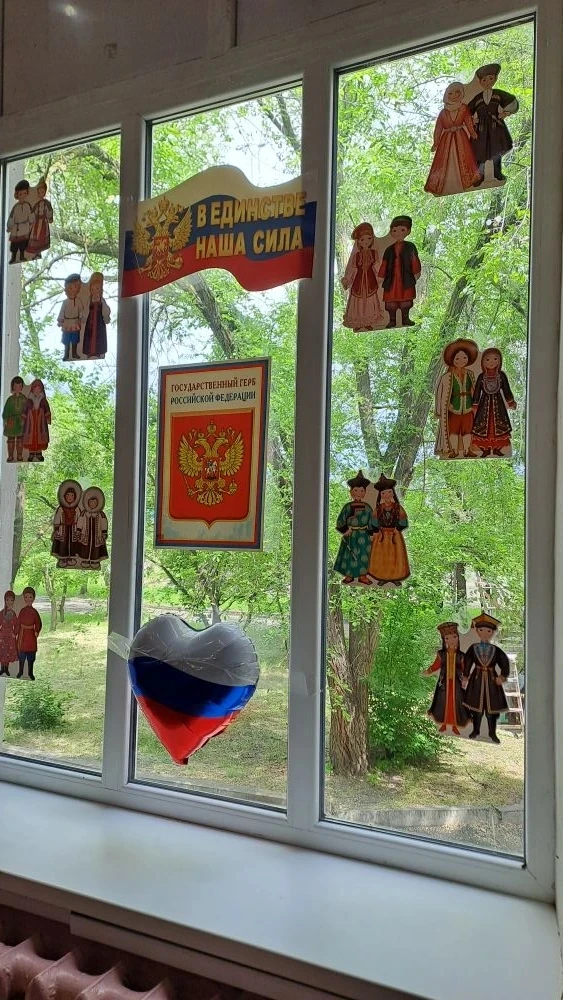 Сегодня,11 июня, в лагере " Радуга" был посвящен Дню России. После торжественной линейки и поднятия 