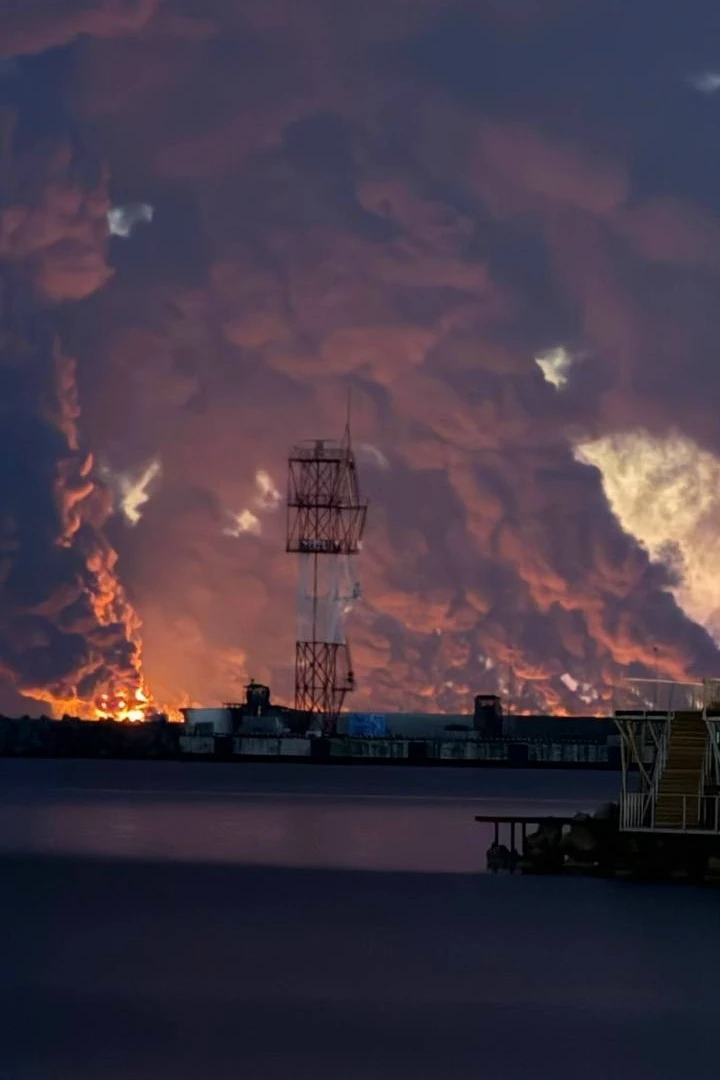 🔴🇷🇺 До 100 тысяч тонн нефти: горящий у берегов Сочи танкер угрожает экологической ка...