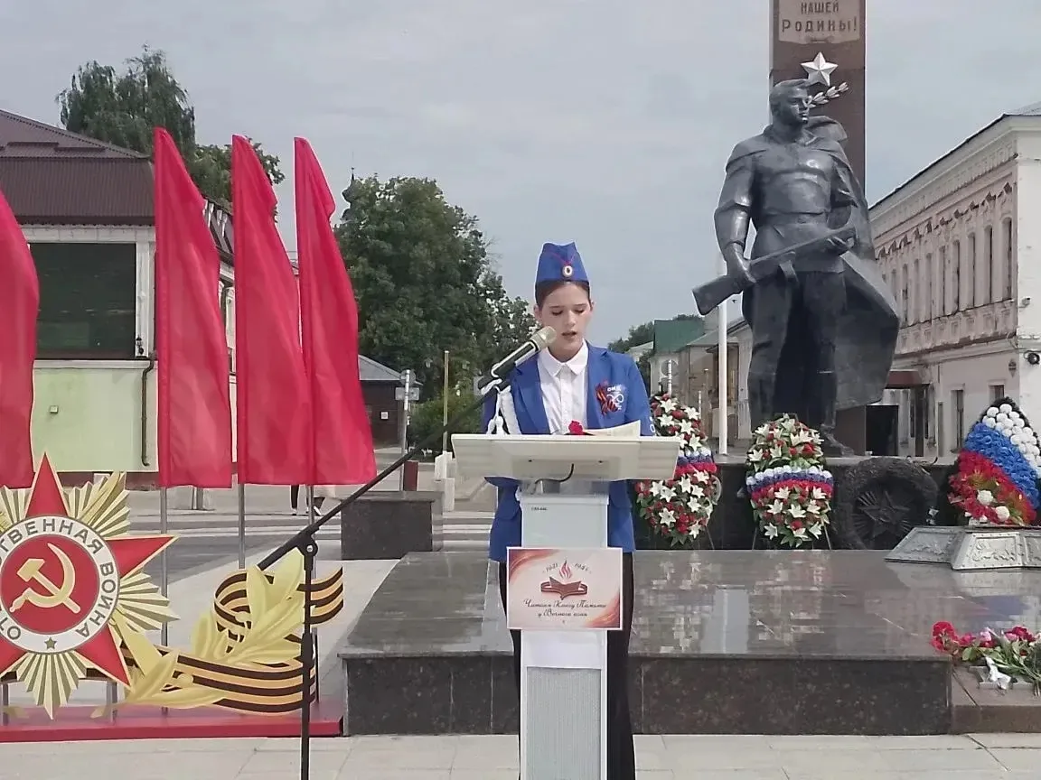 В муниципальном округе Зарайск прошла пронзительная акция «Читаем Книгу Памяти у Вечного огня».

В э