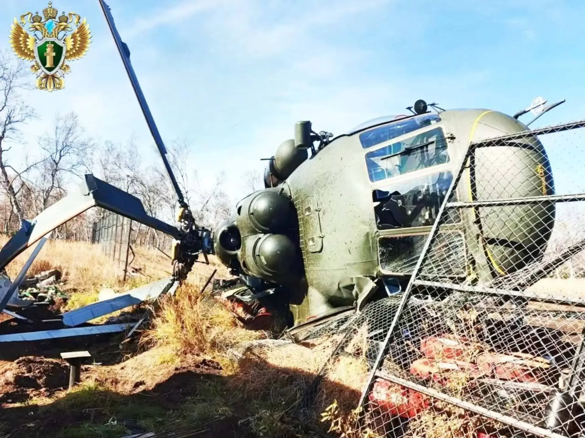Сегодня вертолет Ми-8 совершил жёсткую посадку и опрокинулся на бок