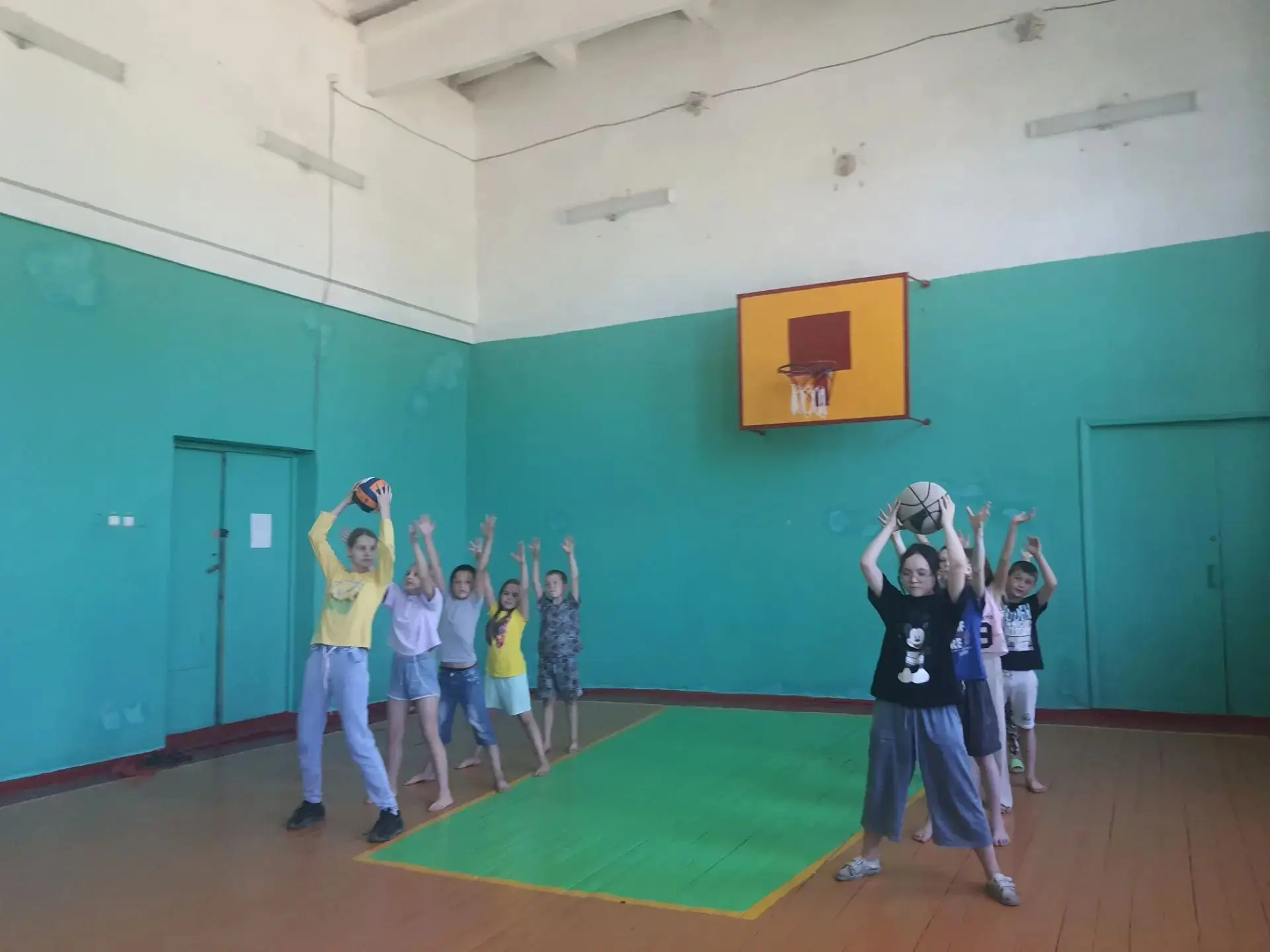 🤾Ещё один день в пришкольном лагере "Здоровье" прошёл весело и с пользой!
🤸Зарядка под открытым не