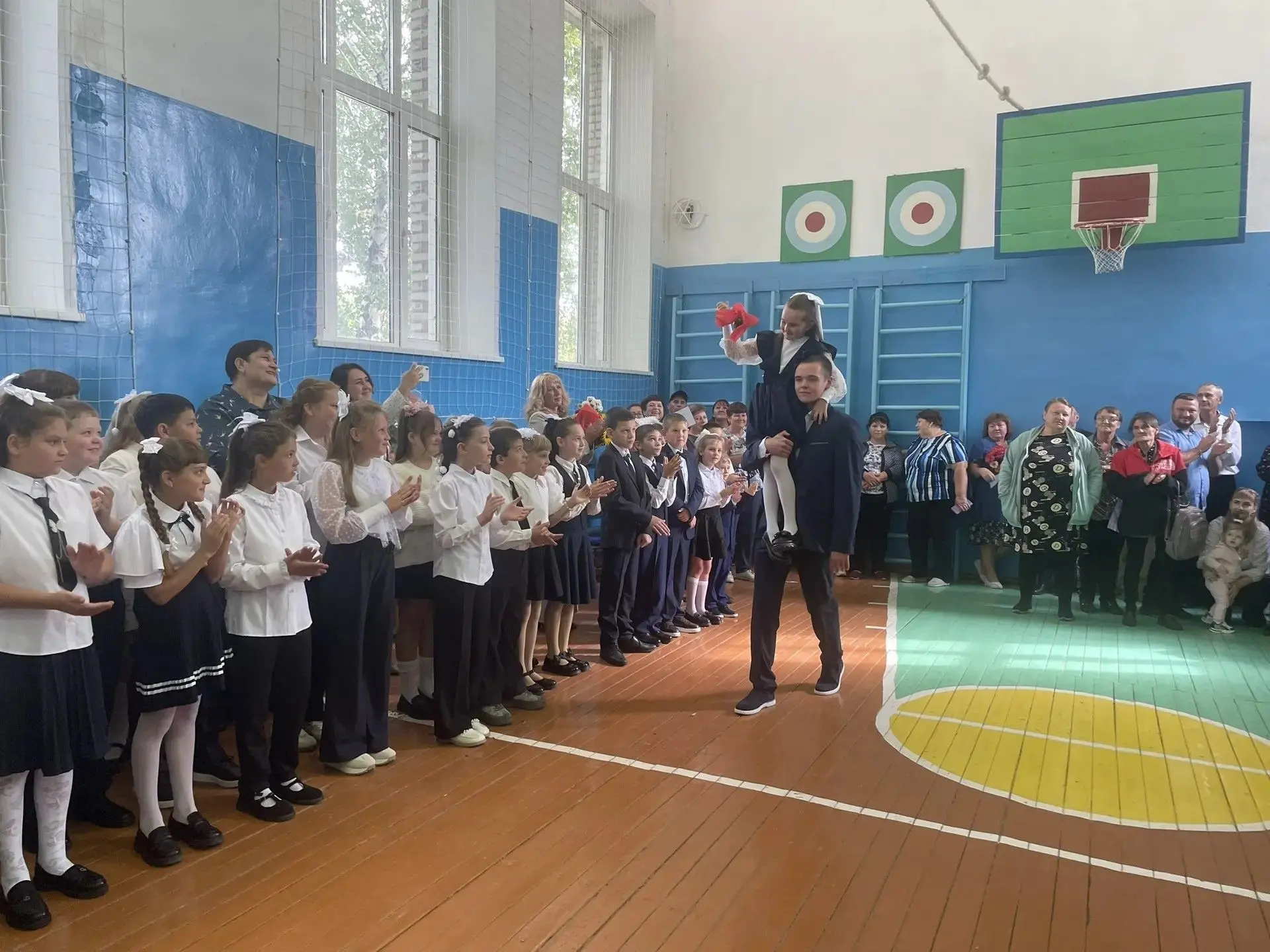 🎒Сегодня, 1 сентября, школьные дворы вновь наполнились звонким смехом, яркими красками...