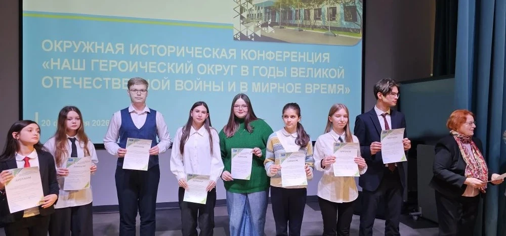 "Нам незачем сдерживать гордости слезы, Когда вспоминаем великих людей, Что бились в жару, и в дожди