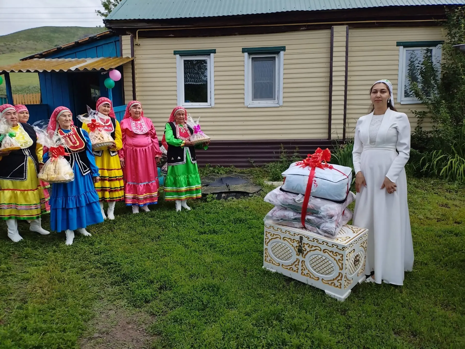 Хәйбулла районының Әбеш ауылында ысын мәғәнәһендә халыҡ йолаһы буйынса ҡыҙ оҙатыу йолаһ...