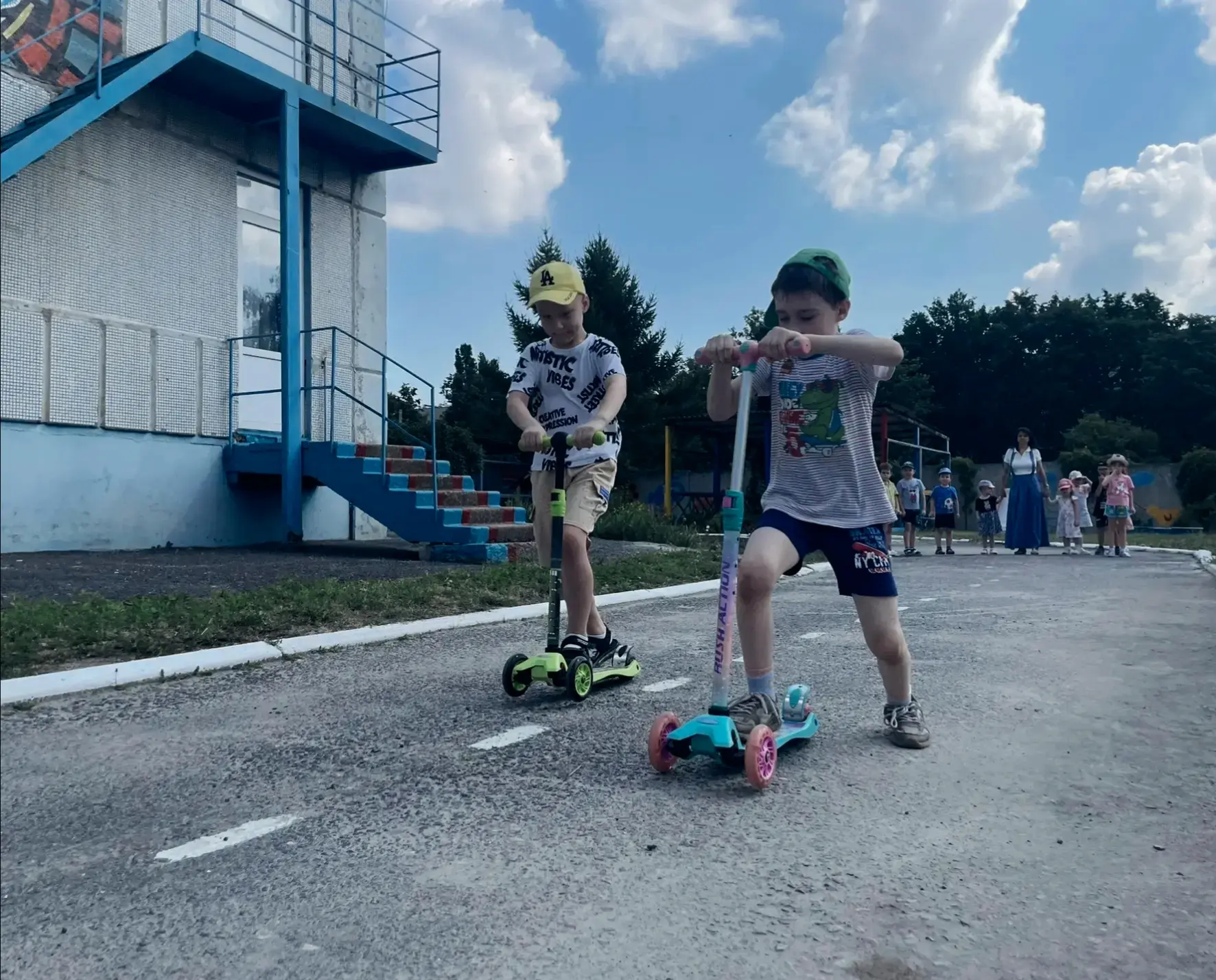 В нашем детском саду прошел день, посвященный правилам дорожного движения.
Цель - воспитание у детей