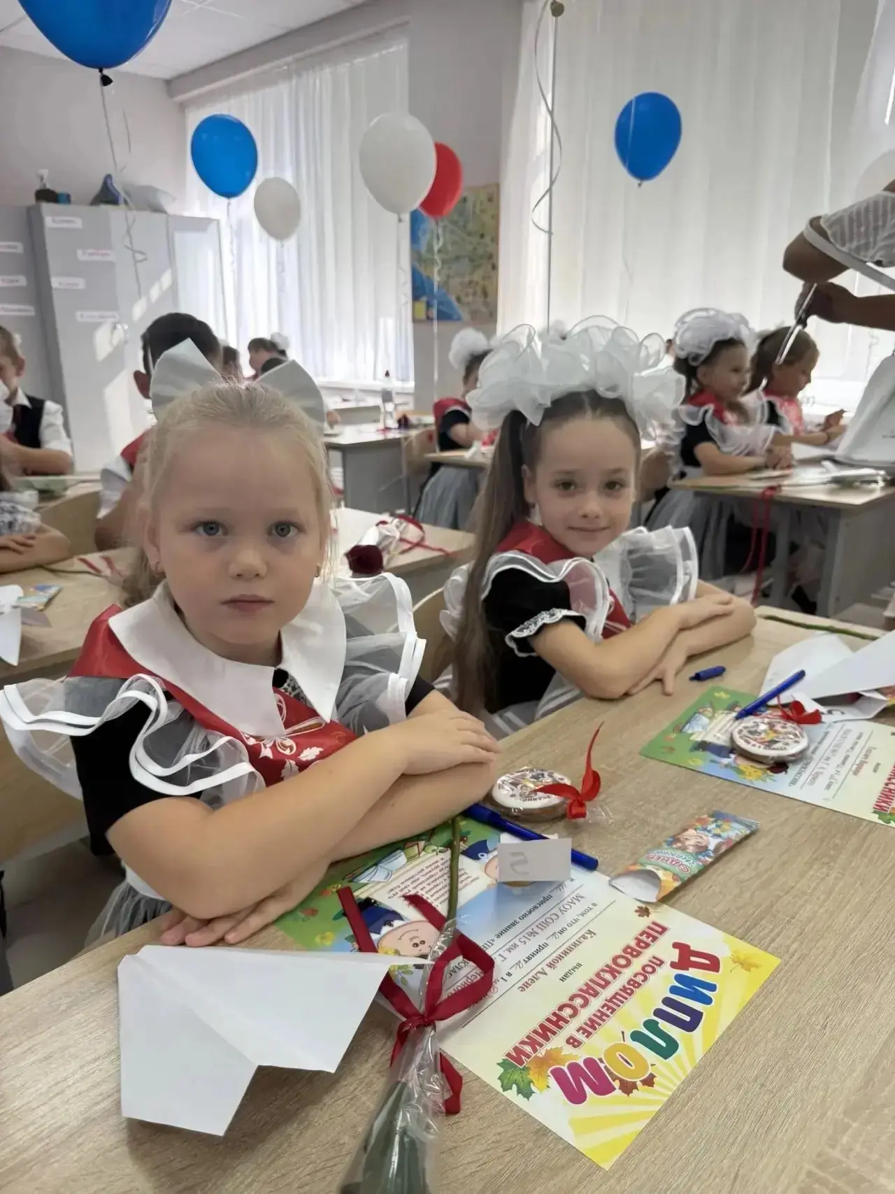 Ребята, поздравляем вас с этим важным днём! Смело открывайте новые знания, слушайте учи...
