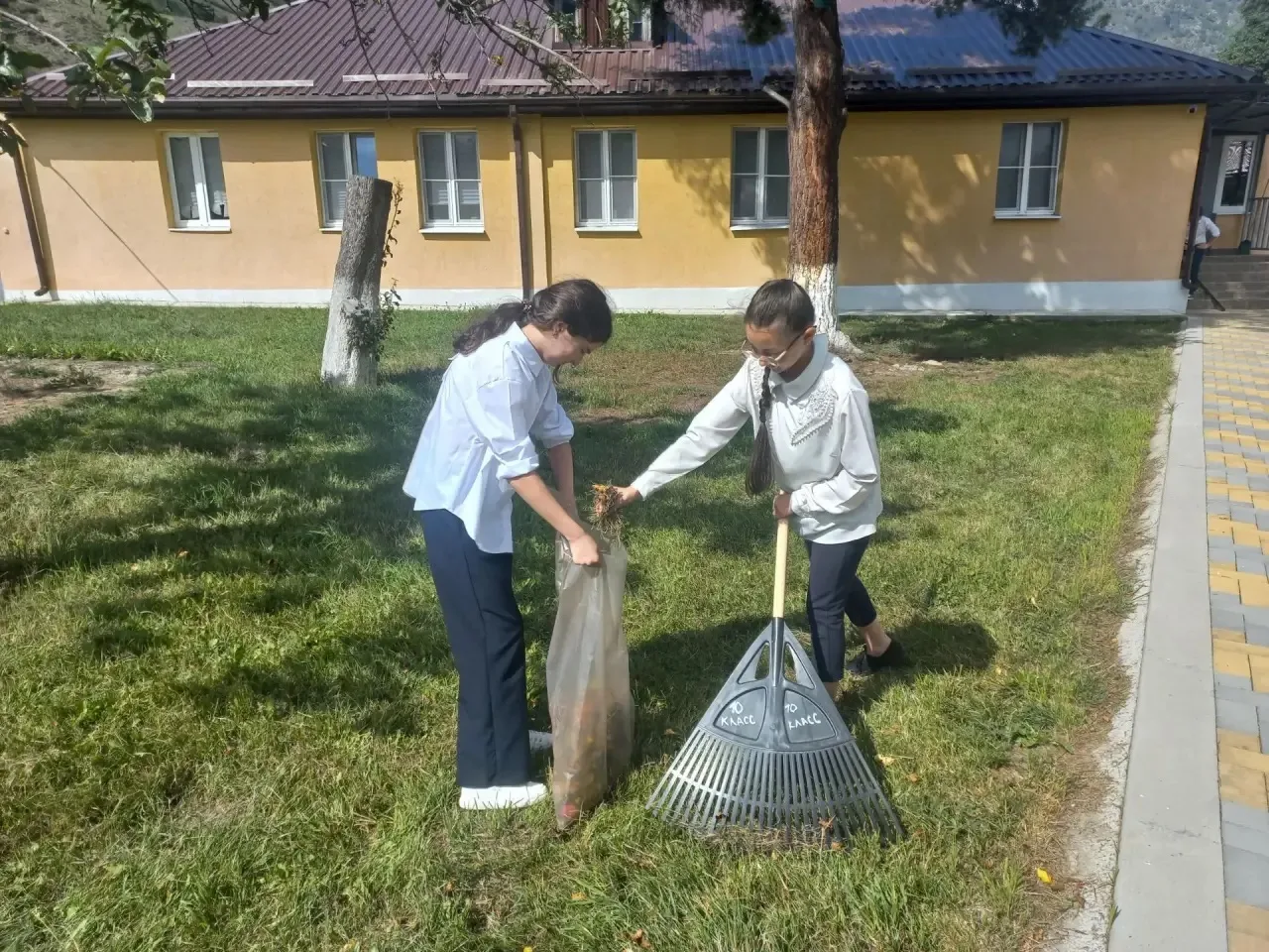 🍂 Сегодня в школе п. Эльбрусский состоялся первый осенний субботник