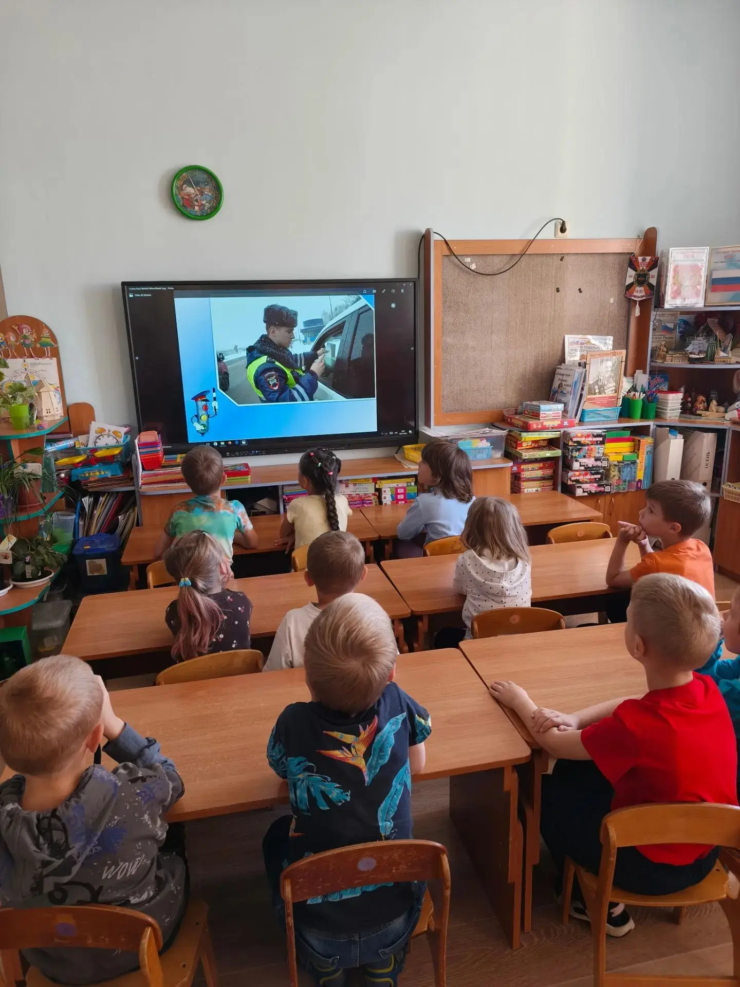 Сегодня у воспитанников логопедических групп 9, 10, 11 и 13 день ГИБДД. Ребята закрепили правила дор