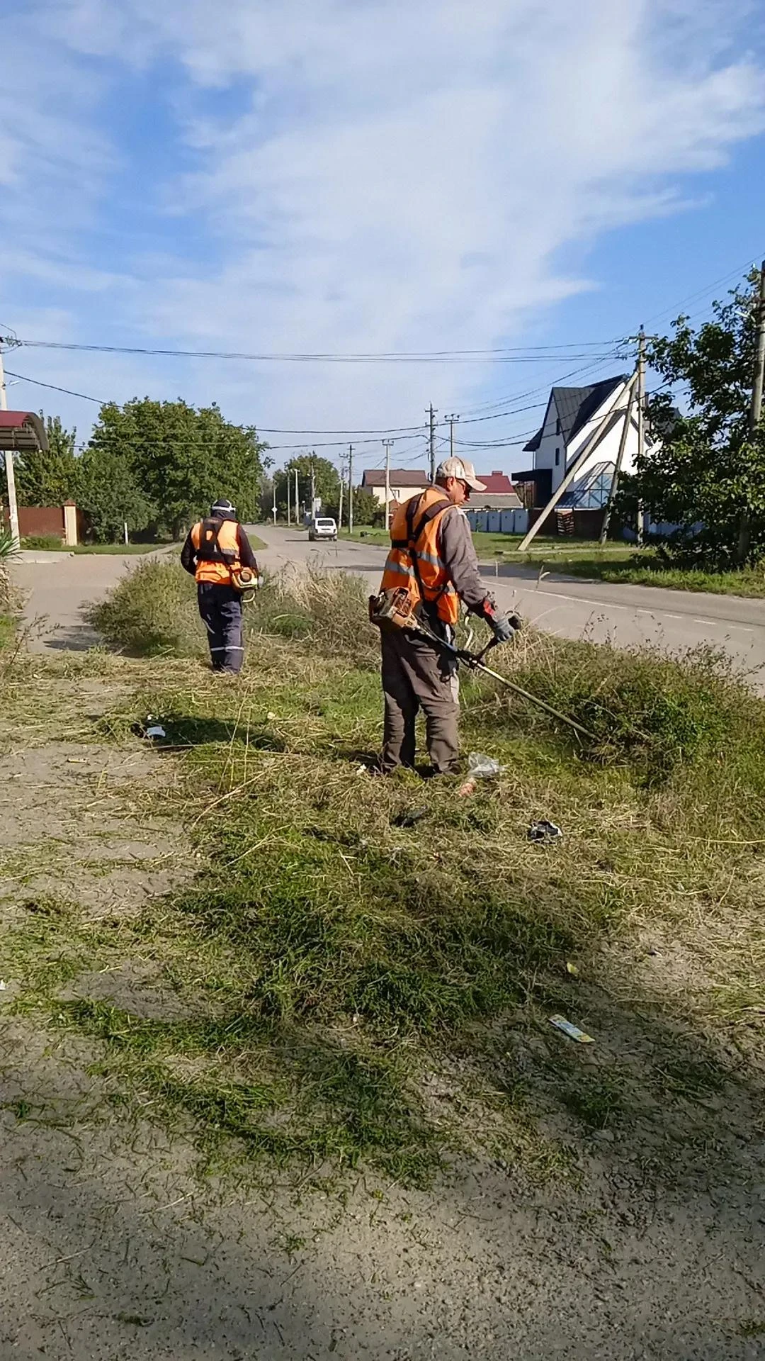 🍂 Тёплая осень в Кропоткине задержалась надолго — а значит, работа по благоустройству ...