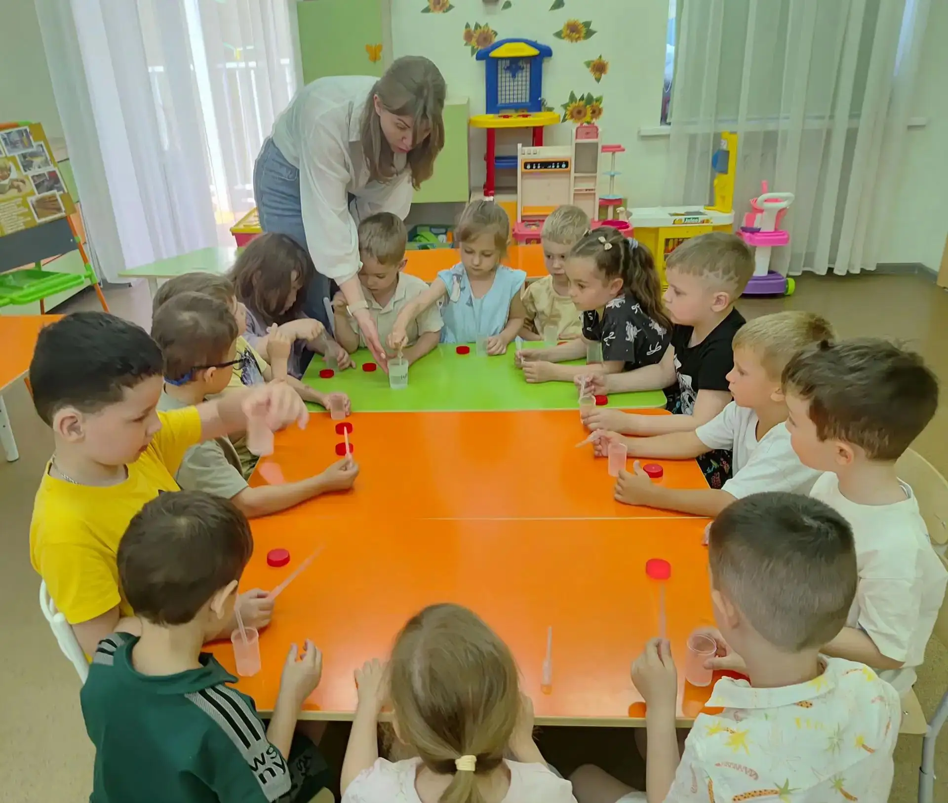 В группе "Подсолнушки " 🌻🌻🌻 прошел увлекательный опыт: в прозрачную жидкость дети до...