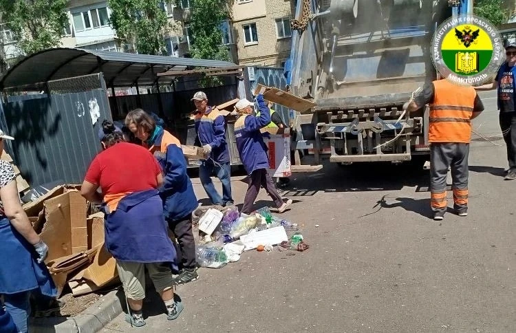 В Мелитополе продолжается благоустройство улиц  Сотрудники МКУ «Благоустройство» собрали скошенную т